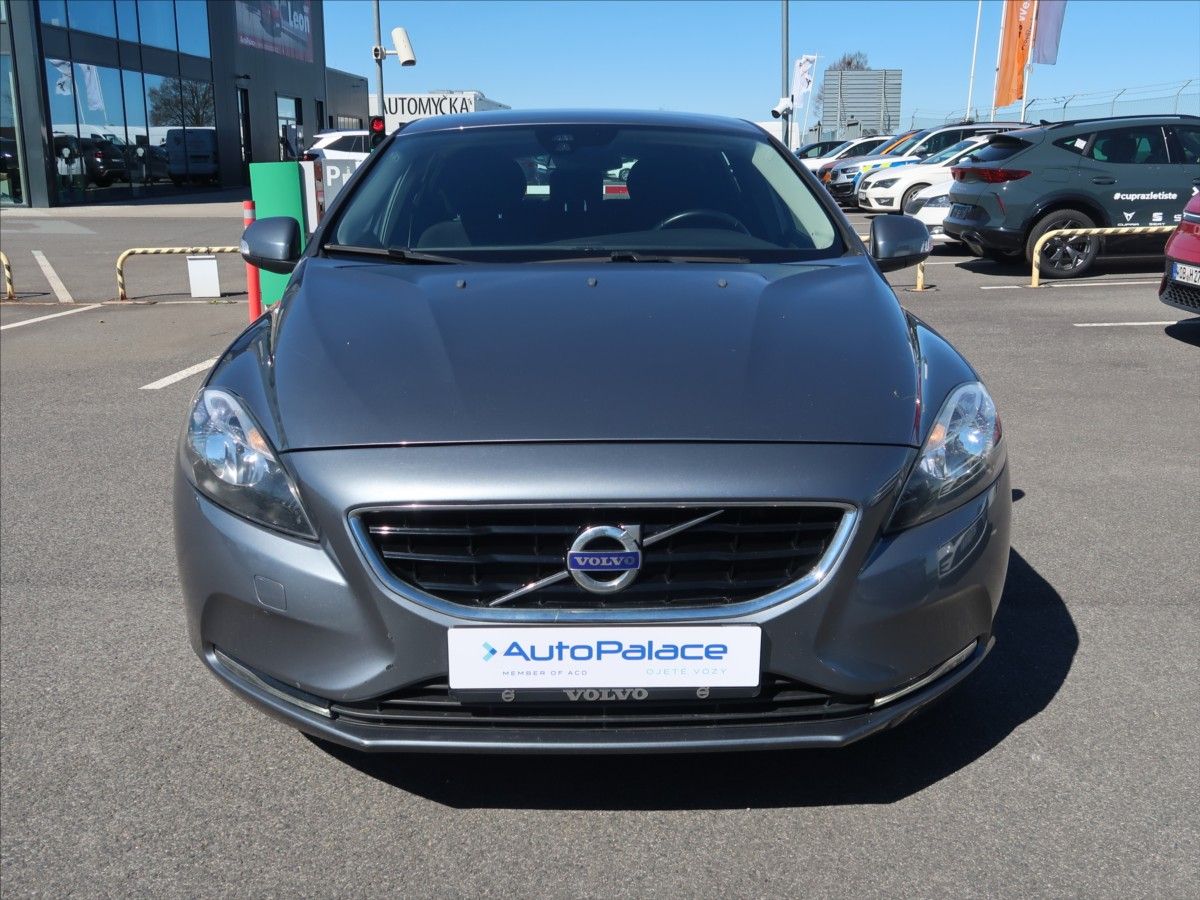 Volvo V40, 1,6 T2 MAN ČR KINETIC - fotka 4