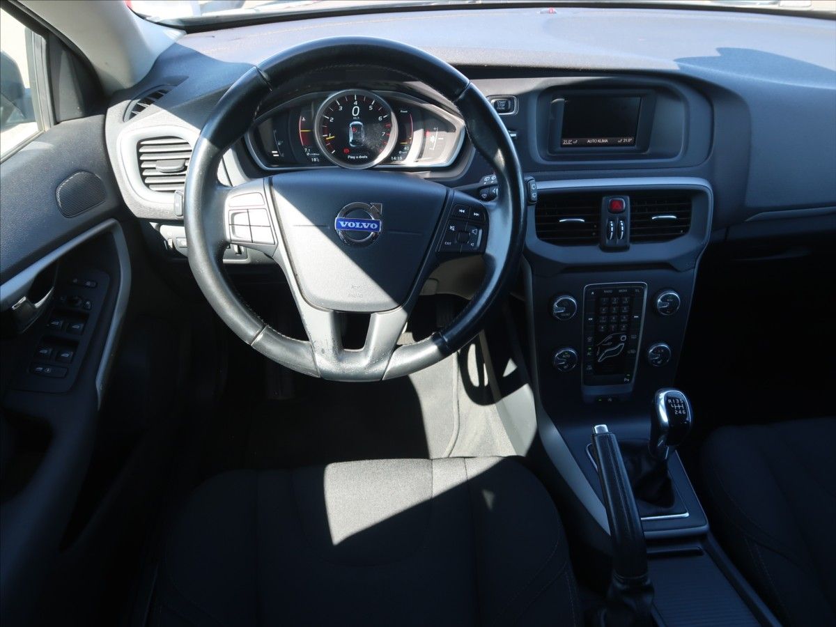 Volvo V40, 1,6 T2 MAN ČR KINETIC - fotka 5