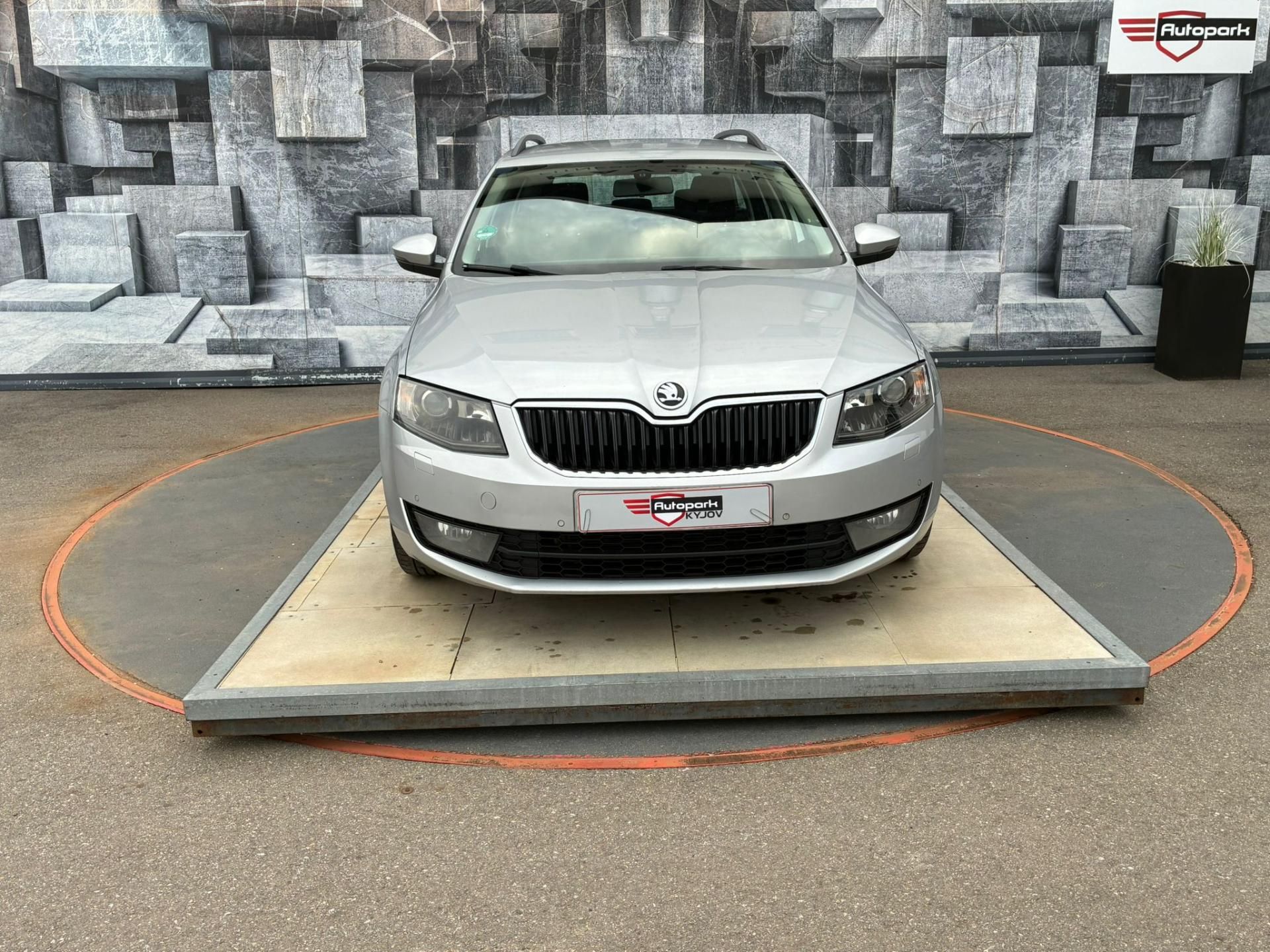 Škoda Octavia, 2.0TDi, 110KW, VYHŘ.SED.,XENON - fotka 2