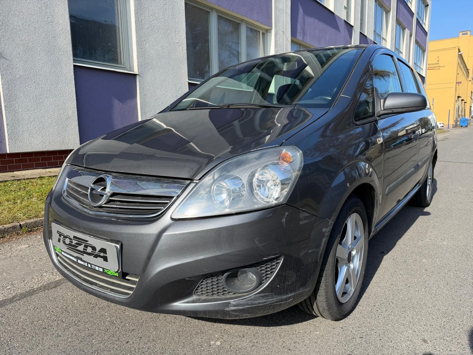 Opel Zafira, 1,6 16V 7- místný + pneu