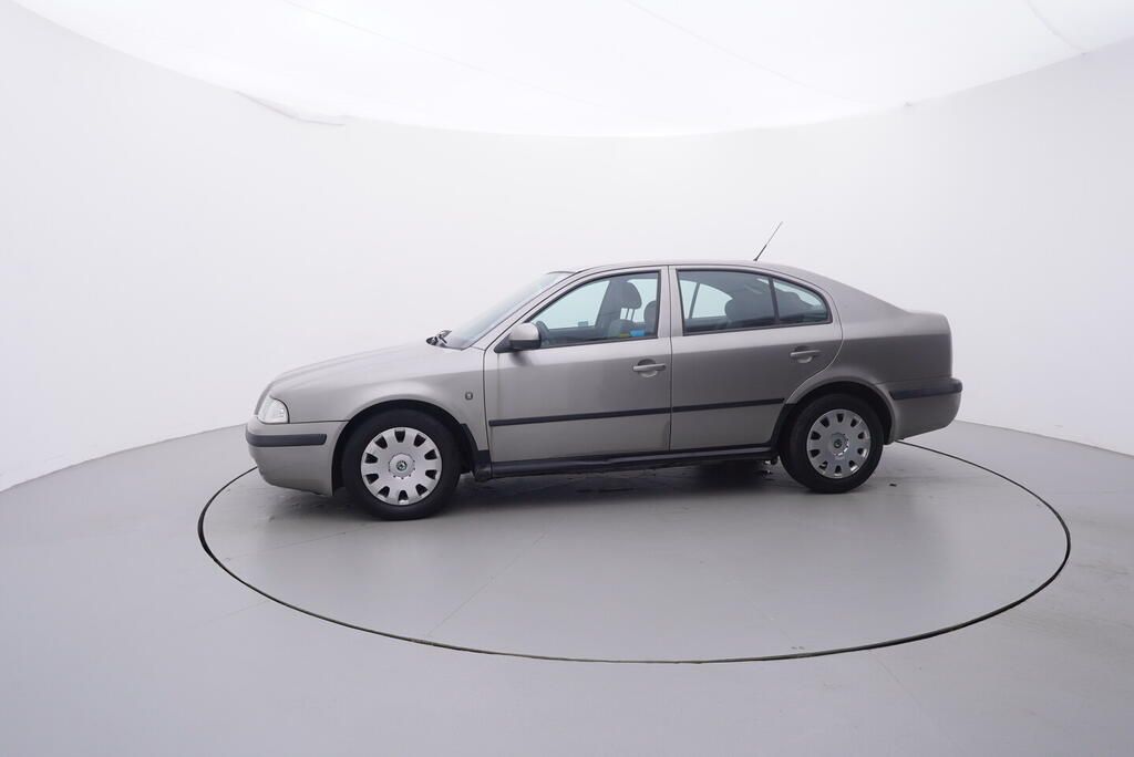 Škoda Octavia, Tour 1.6 16V 75 kW - fotka 2