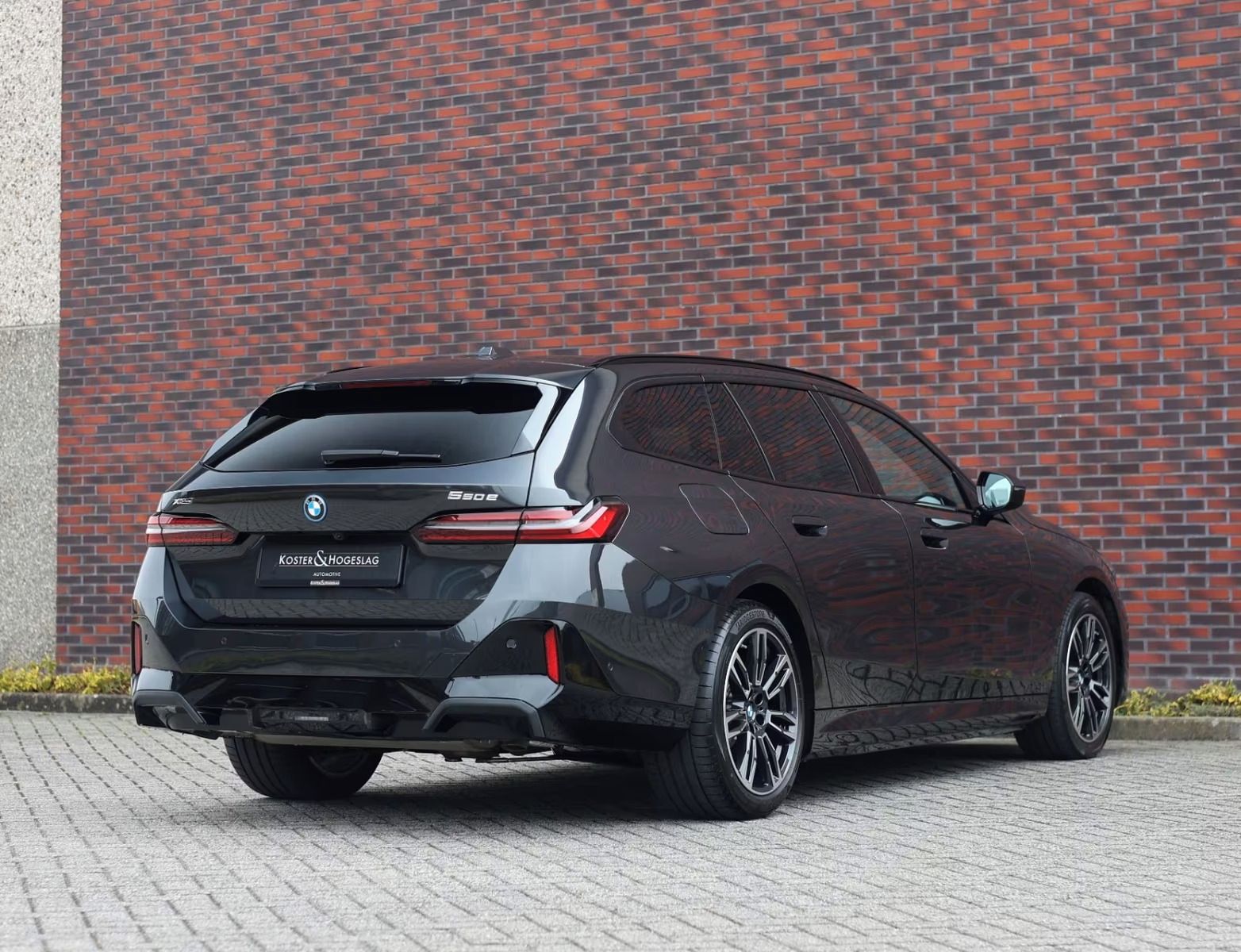 BMW Řada 5, 550e Touring xDrive M Sport - fotka 3