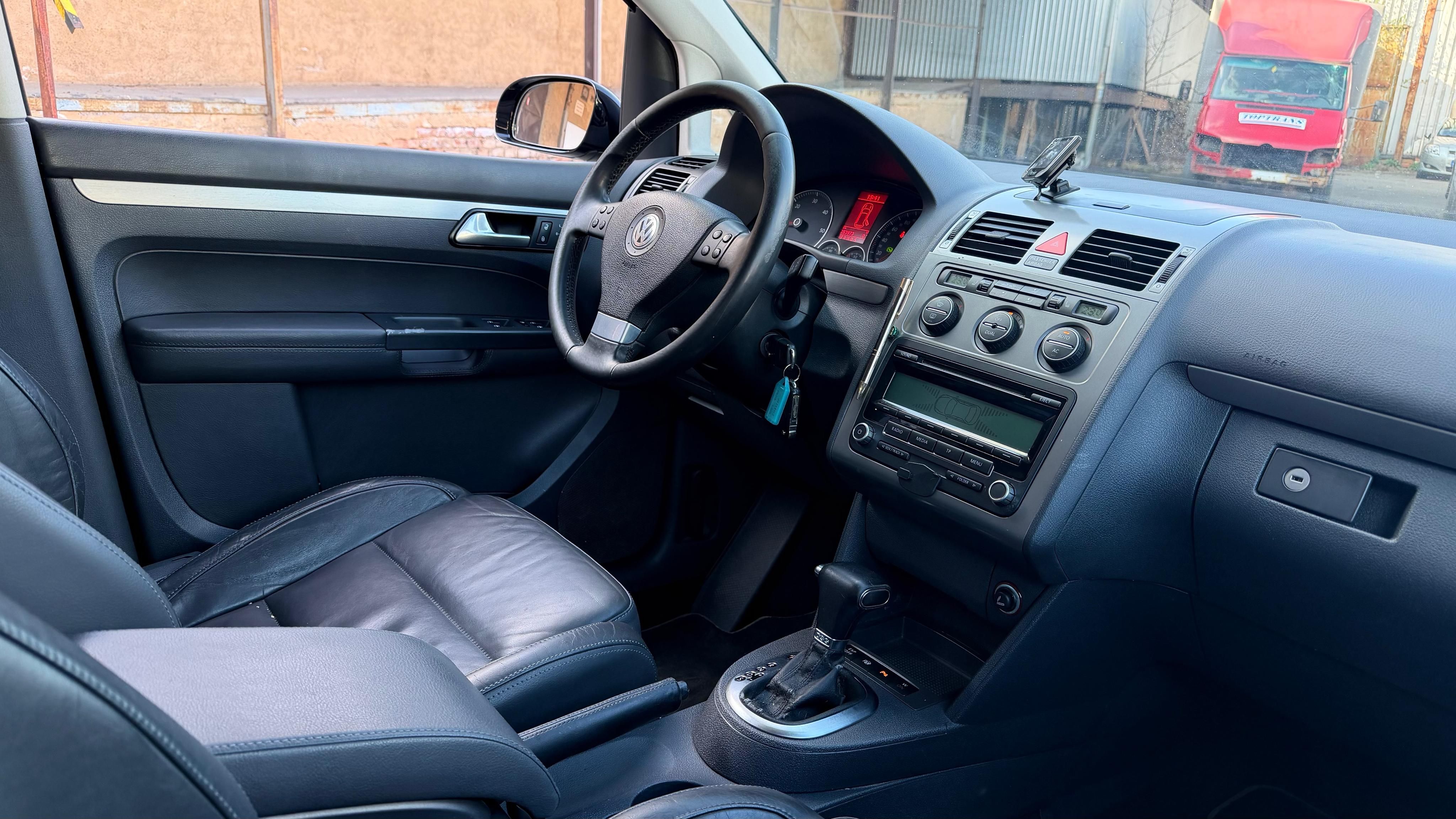 Volkswagen Touran, Higline DSG 2.0TDI 7mist kůže - fotka 5