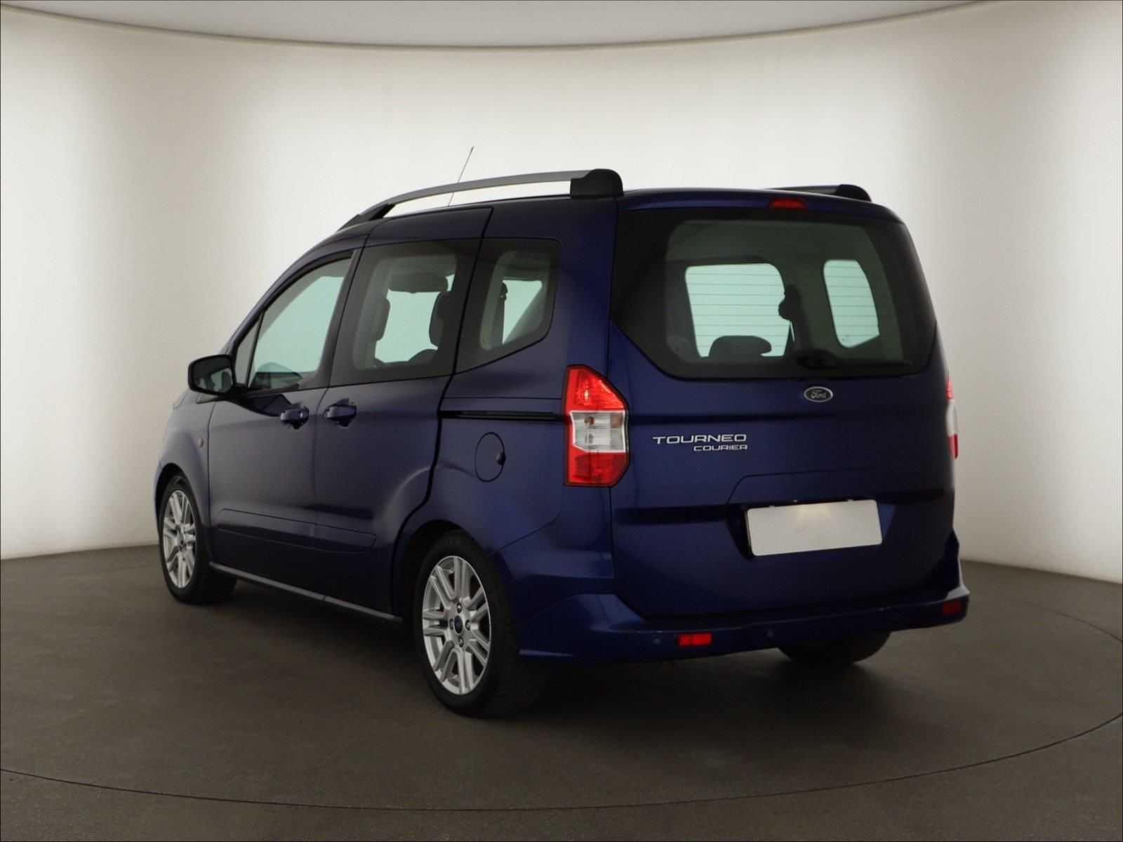 Ford Tourneo Courier, 1.6 TDCi, 5 míst, Titanium - fotka 4