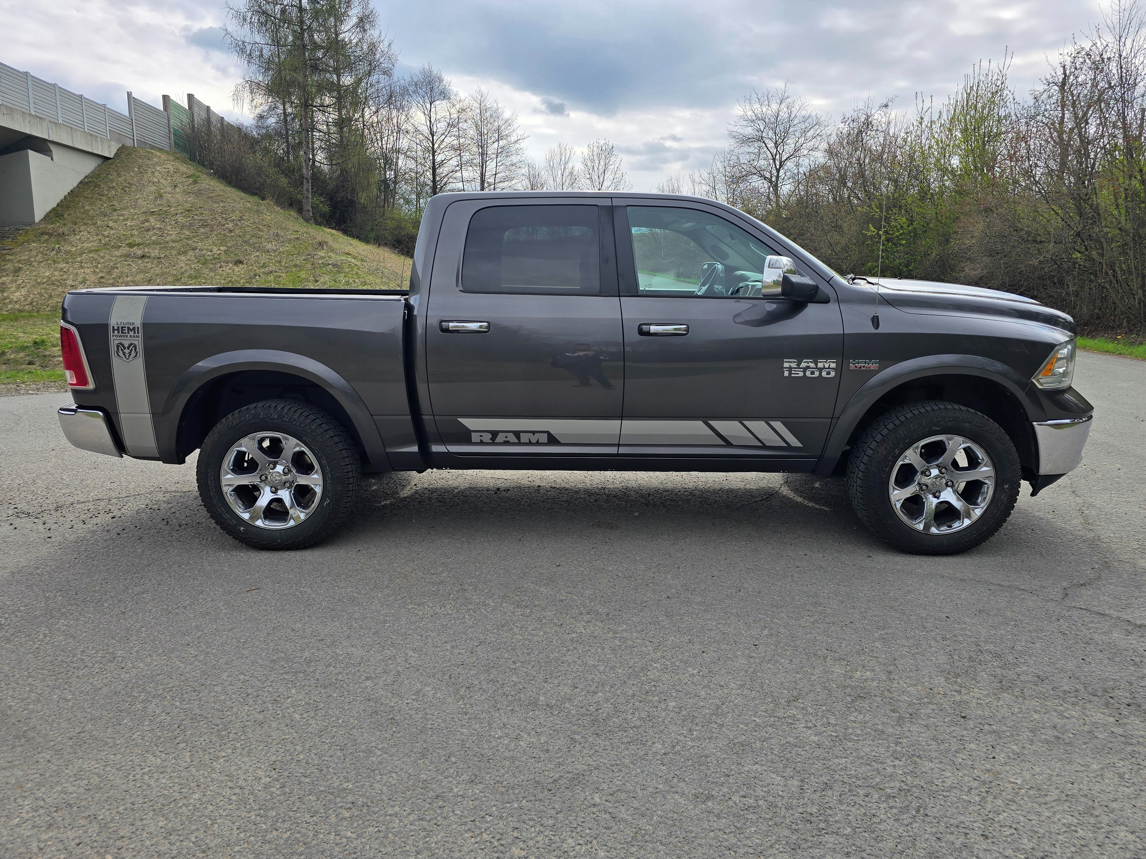 Dodge Ram, 1500 Laramie 5,7Hemi NEBOURANÉ - fotka 2