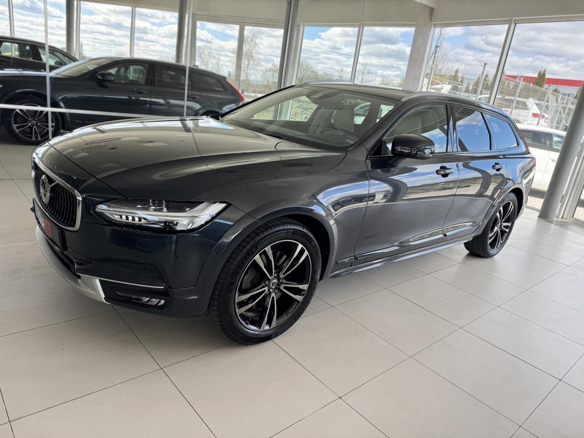 Volvo V90, CC*D5 173kW*AWD*KeyLess*Tažné - fotka 2