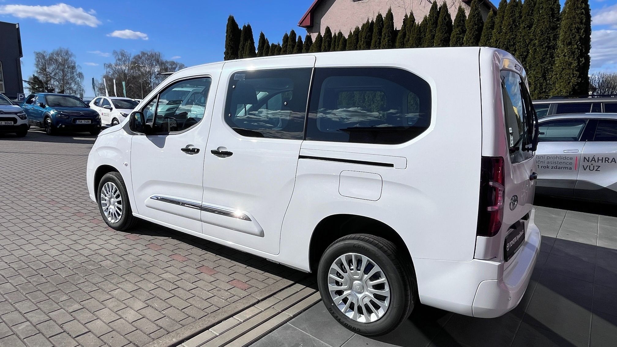 Toyota Proace City Verso, L2 1,2i 110PS Business 7 MÍST - fotka 3