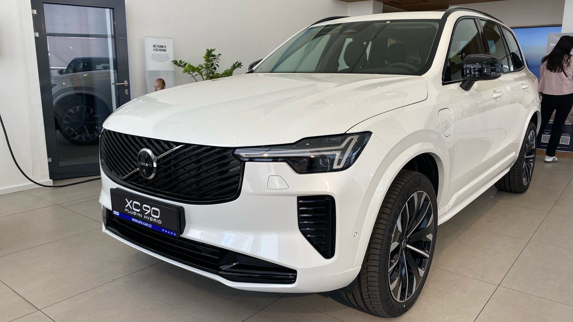 Volvo XC90, ULTRA DARK, B5 AWD, 184+10 kW - fotka 3