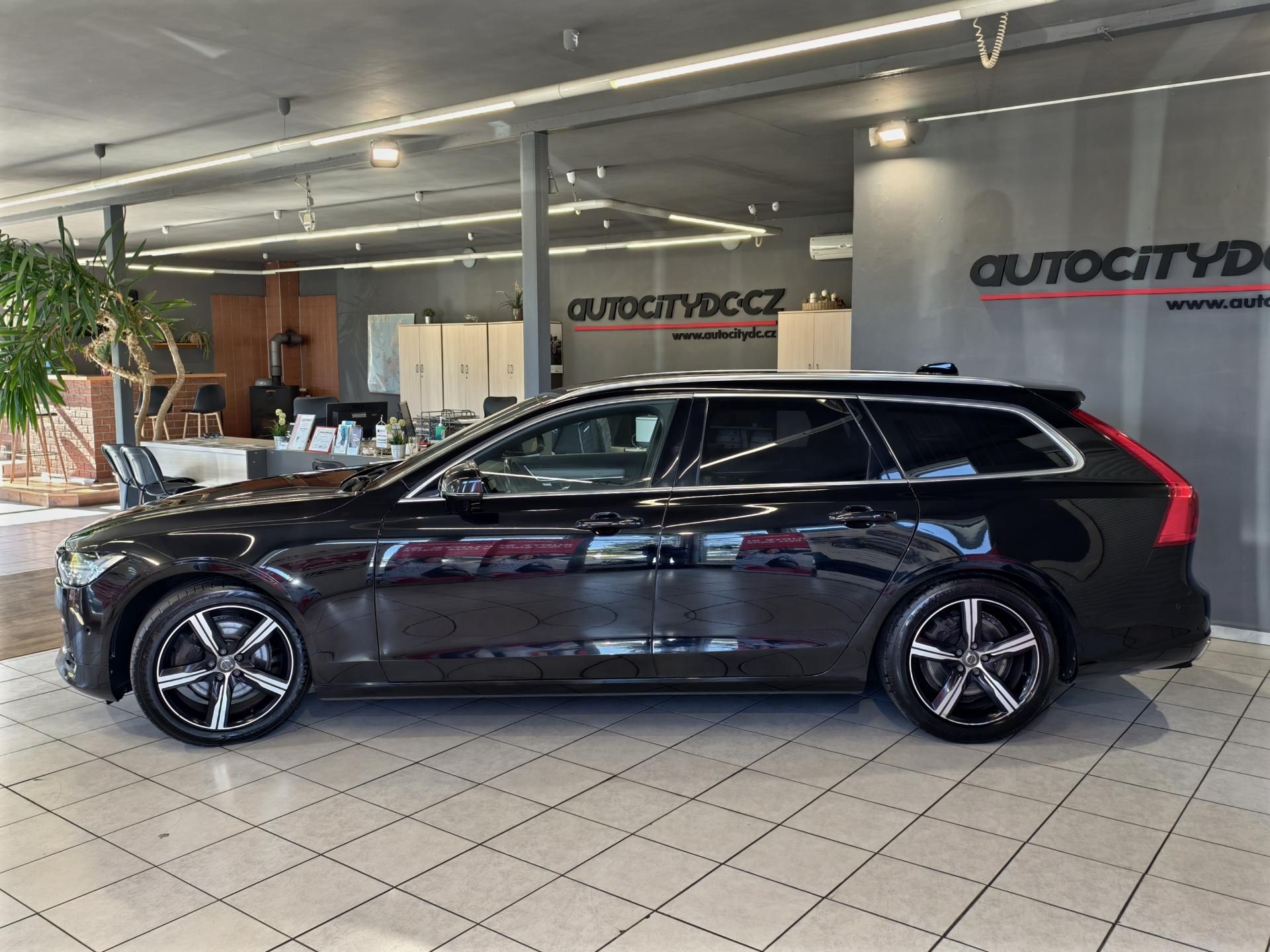 Volvo V90, 2.0 D4 140kW A/T R-DESIGN, DPH - fotka 4