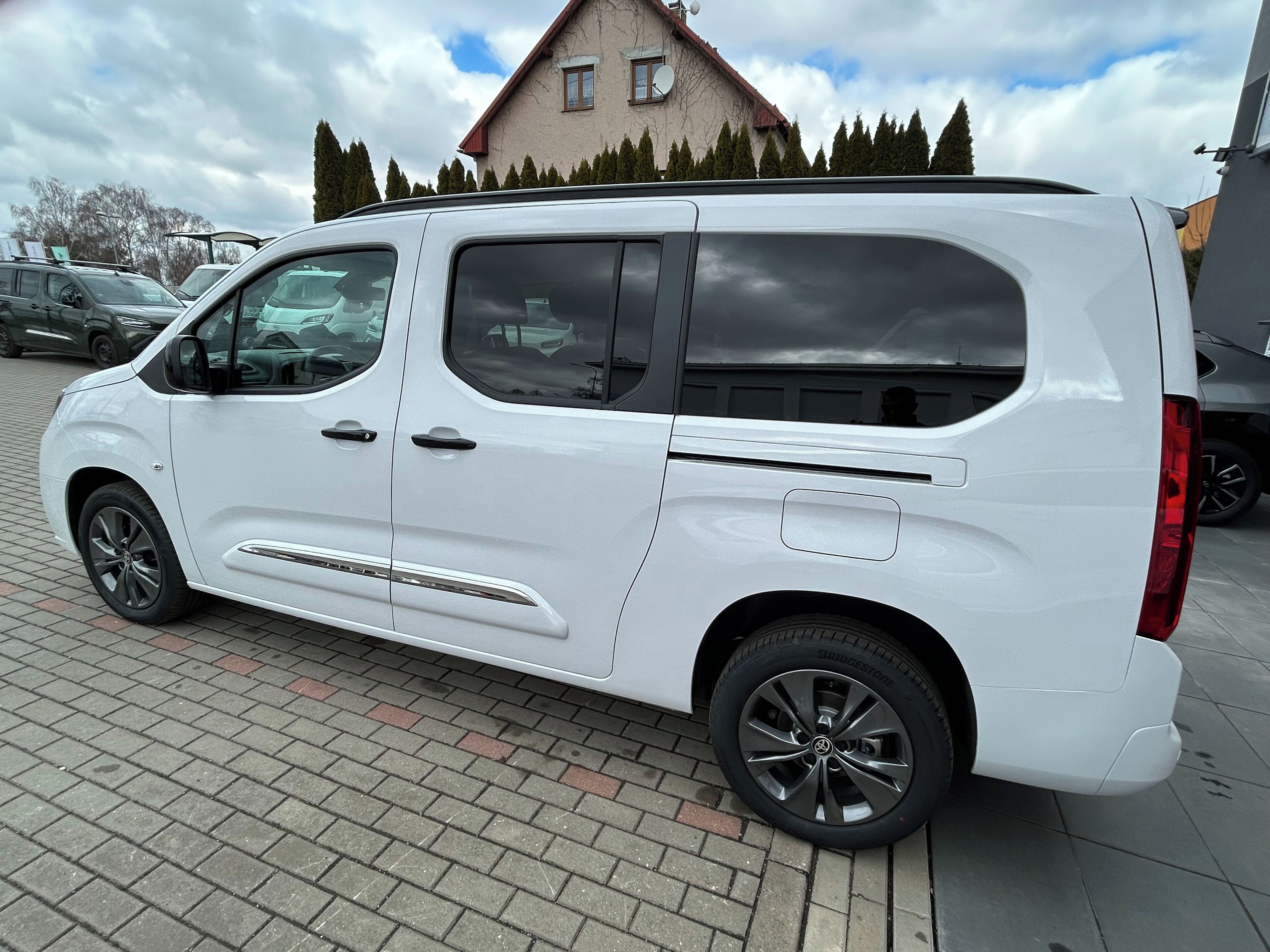 Toyota Proace City Verso, Long 1,5D 130PS Family 7Míst - fotka 2