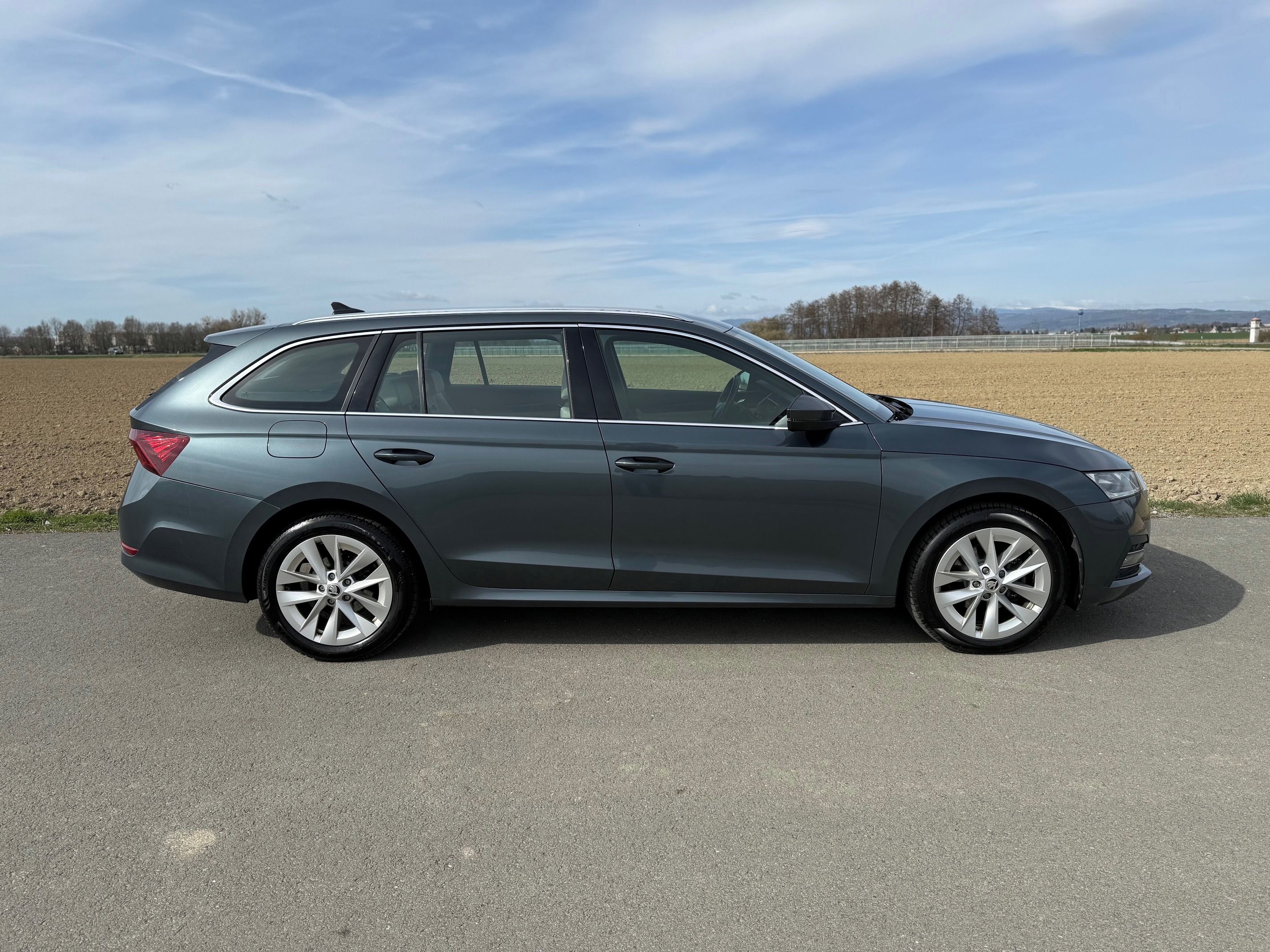 Škoda Octavia, Combi 2.0TDI 110kW DSG STYLE+ - fotka 6