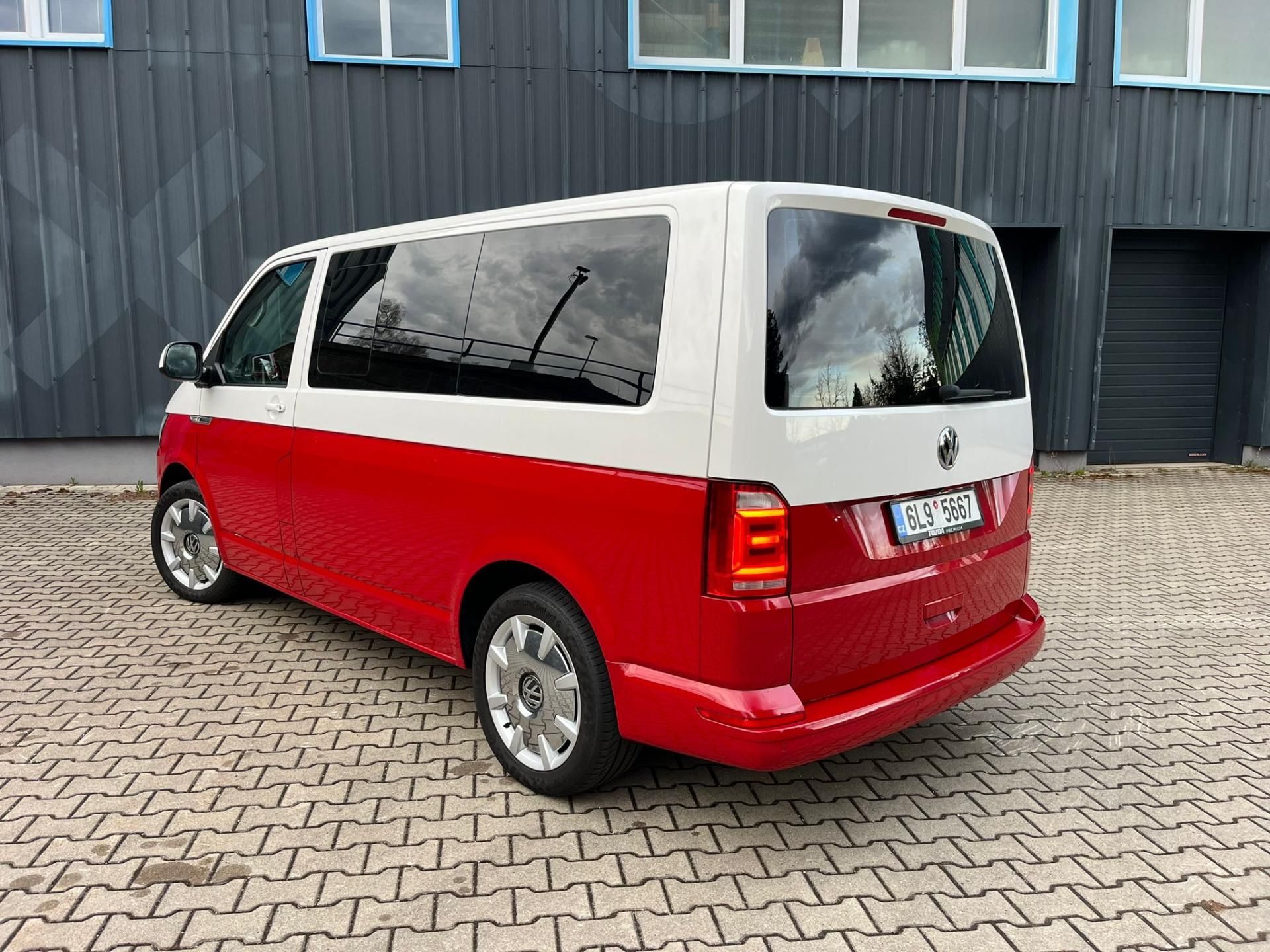 Volkswagen Multivan, BULLI 110kW DSG 1.majitel - fotka 4