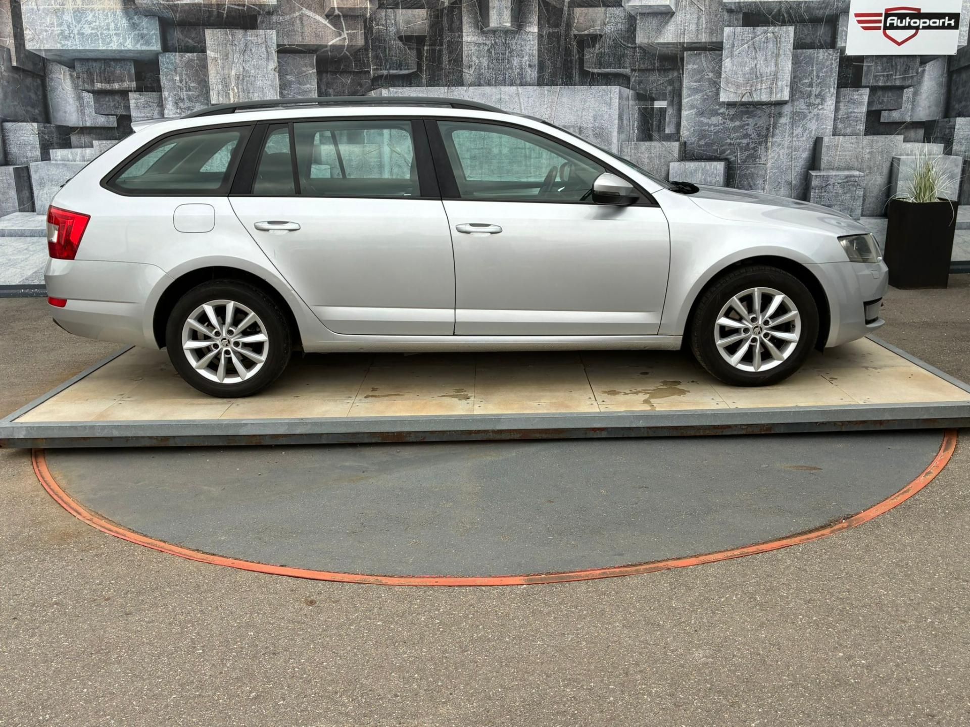 Škoda Octavia, 2.0TDi, 110KW, VYHŘ.SED.,XENON - fotka 5