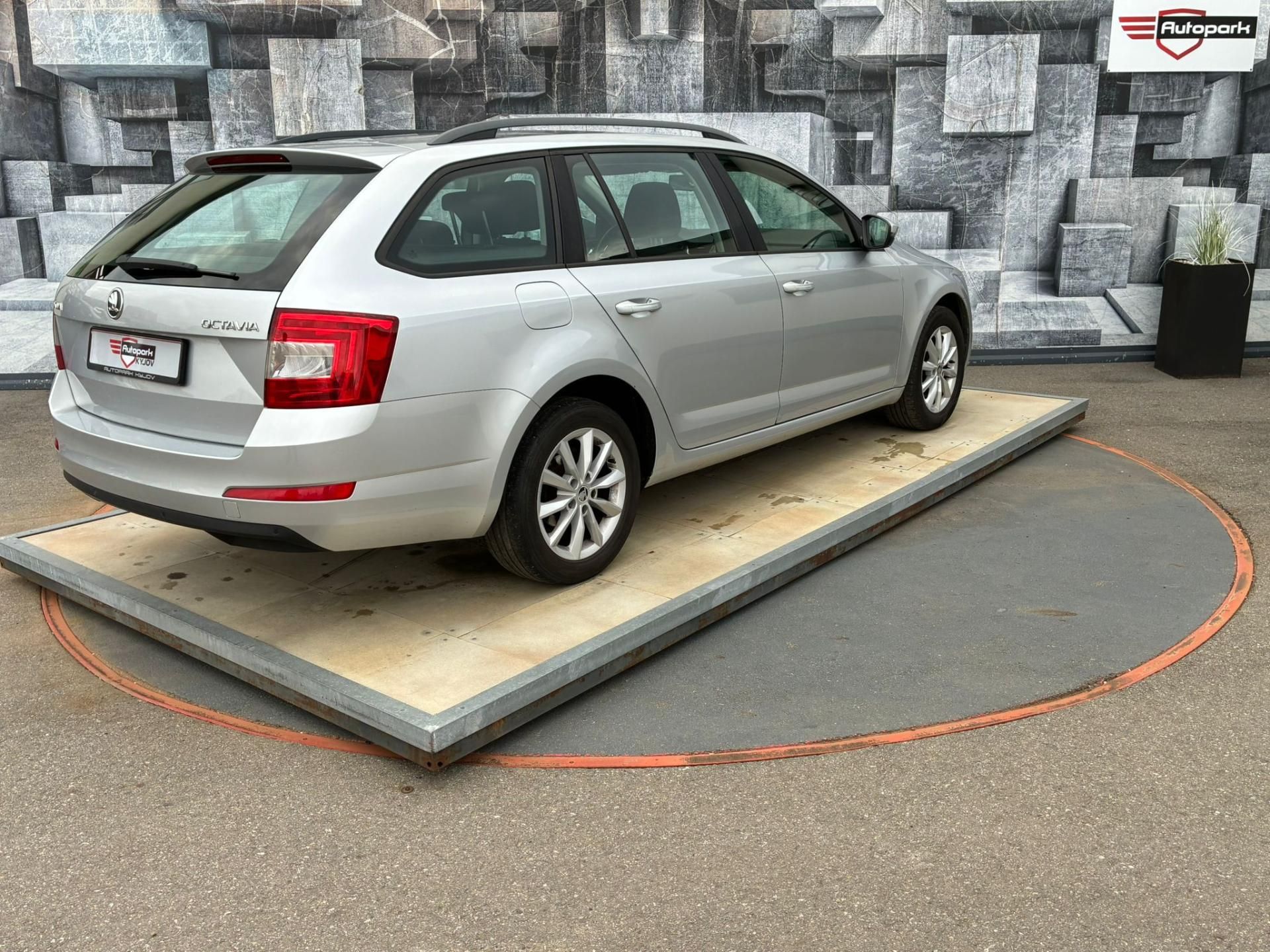 Škoda Octavia, 2.0TDi, 110KW, VYHŘ.SED.,XENON - fotka 6