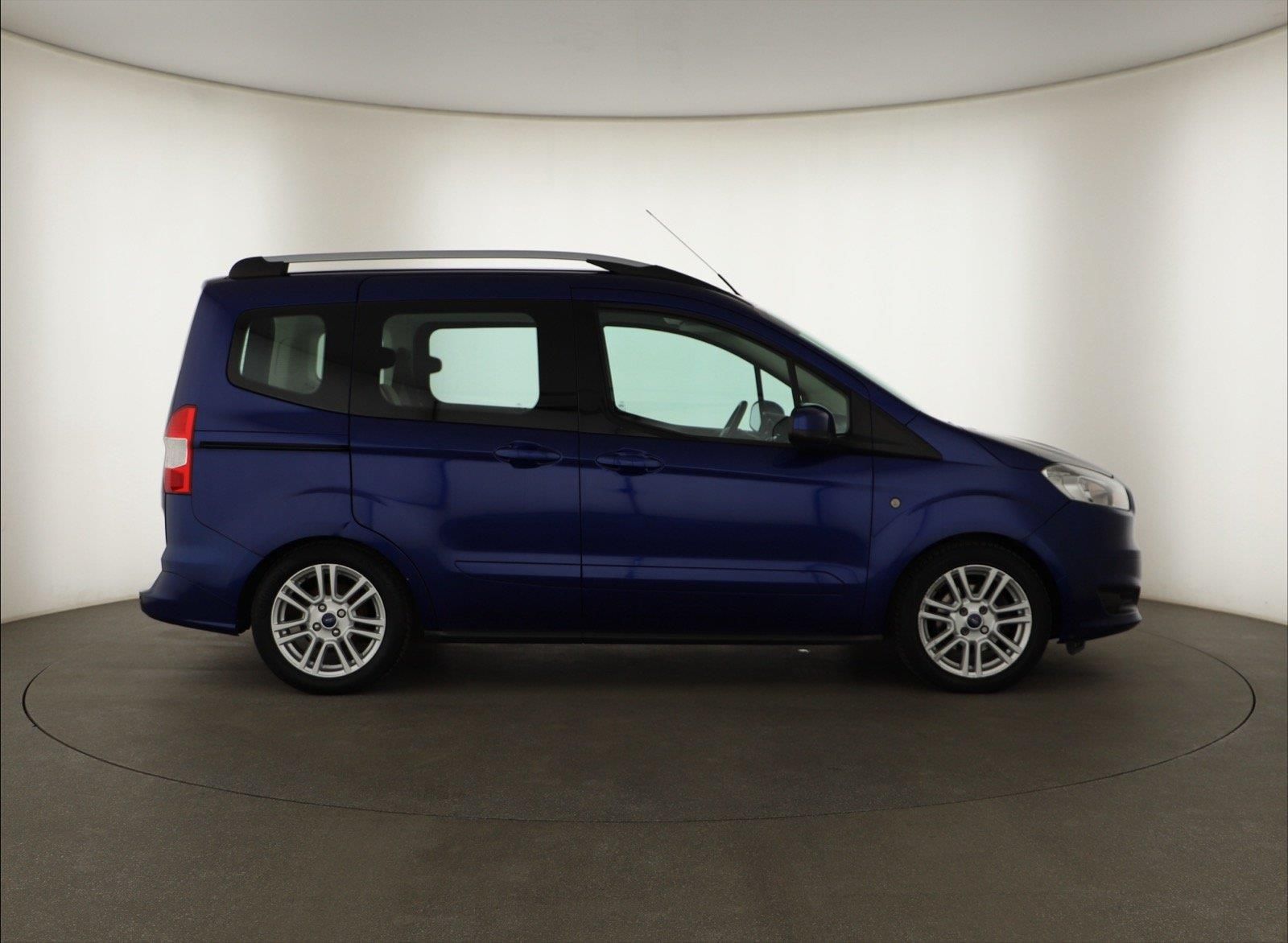 Ford Tourneo Courier, 1.6 TDCi, 5 míst, Titanium - fotka 6