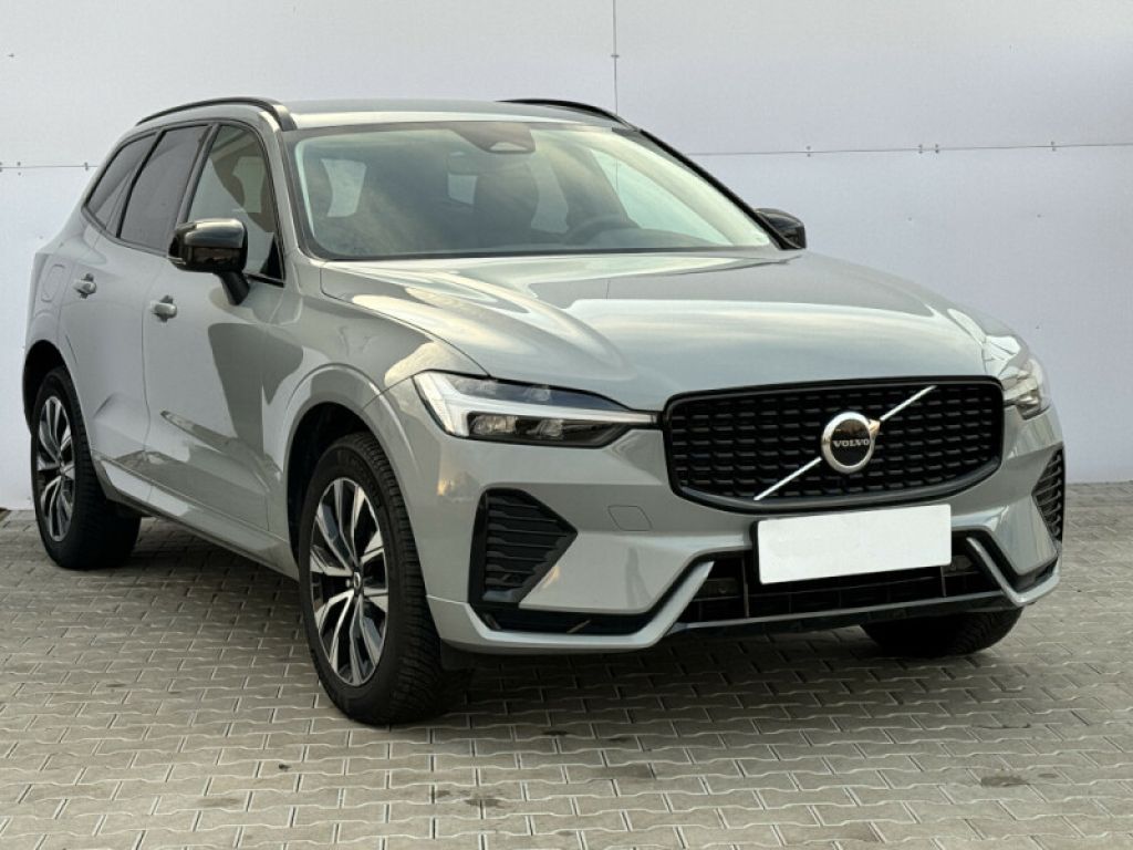 Volvo XC60, PLUS DARK B4 AWD 145kW - fotka 3