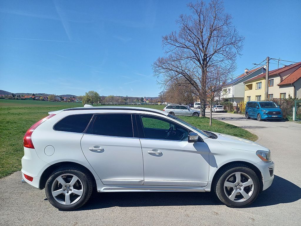 Volvo XC60, 2.4D5 151kw+R-Design+ROZVODY!! - fotka 6