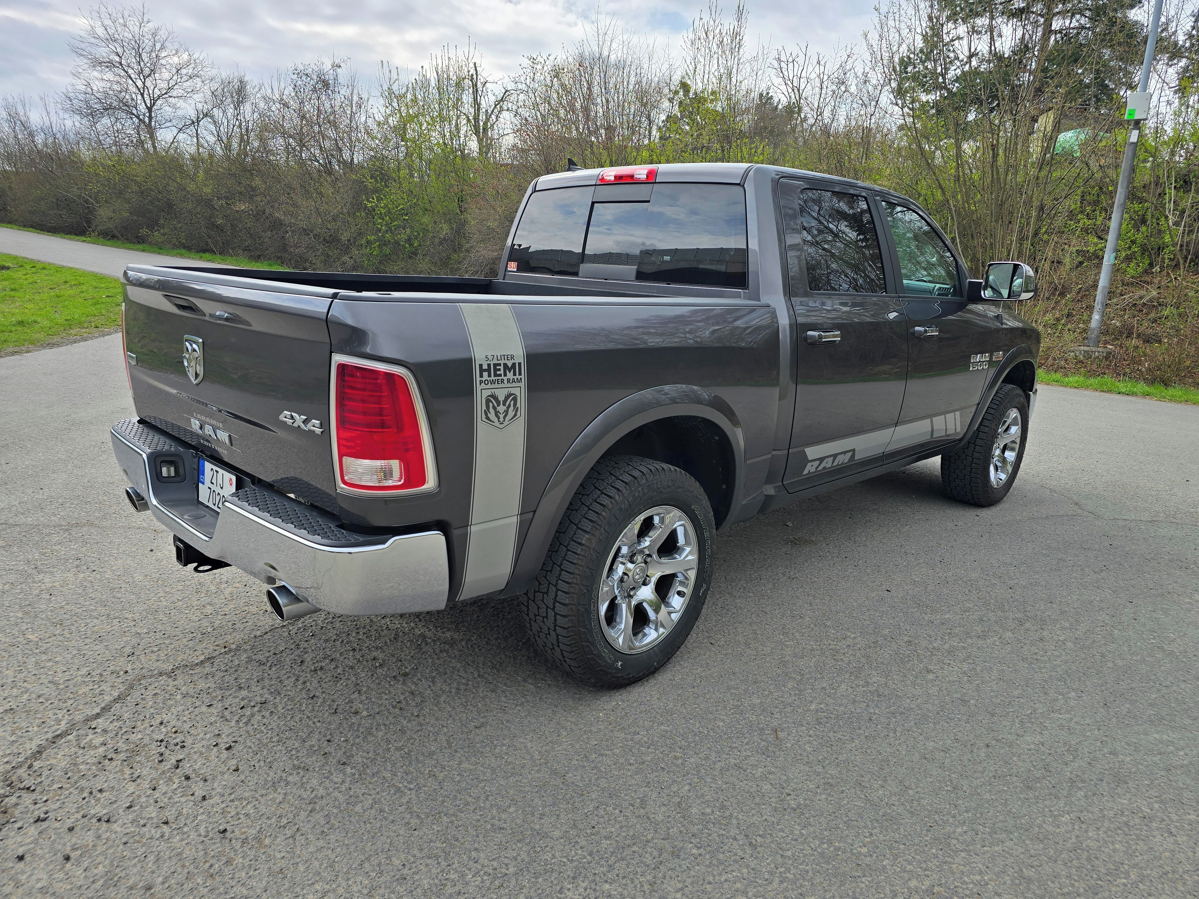 Dodge Ram, 1500 Laramie 5,7Hemi NEBOURANÉ - fotka 3