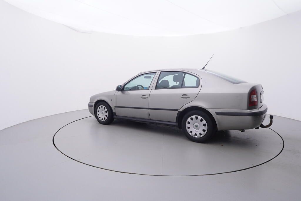 Škoda Octavia, Tour 1.6 16V 75 kW - fotka 3