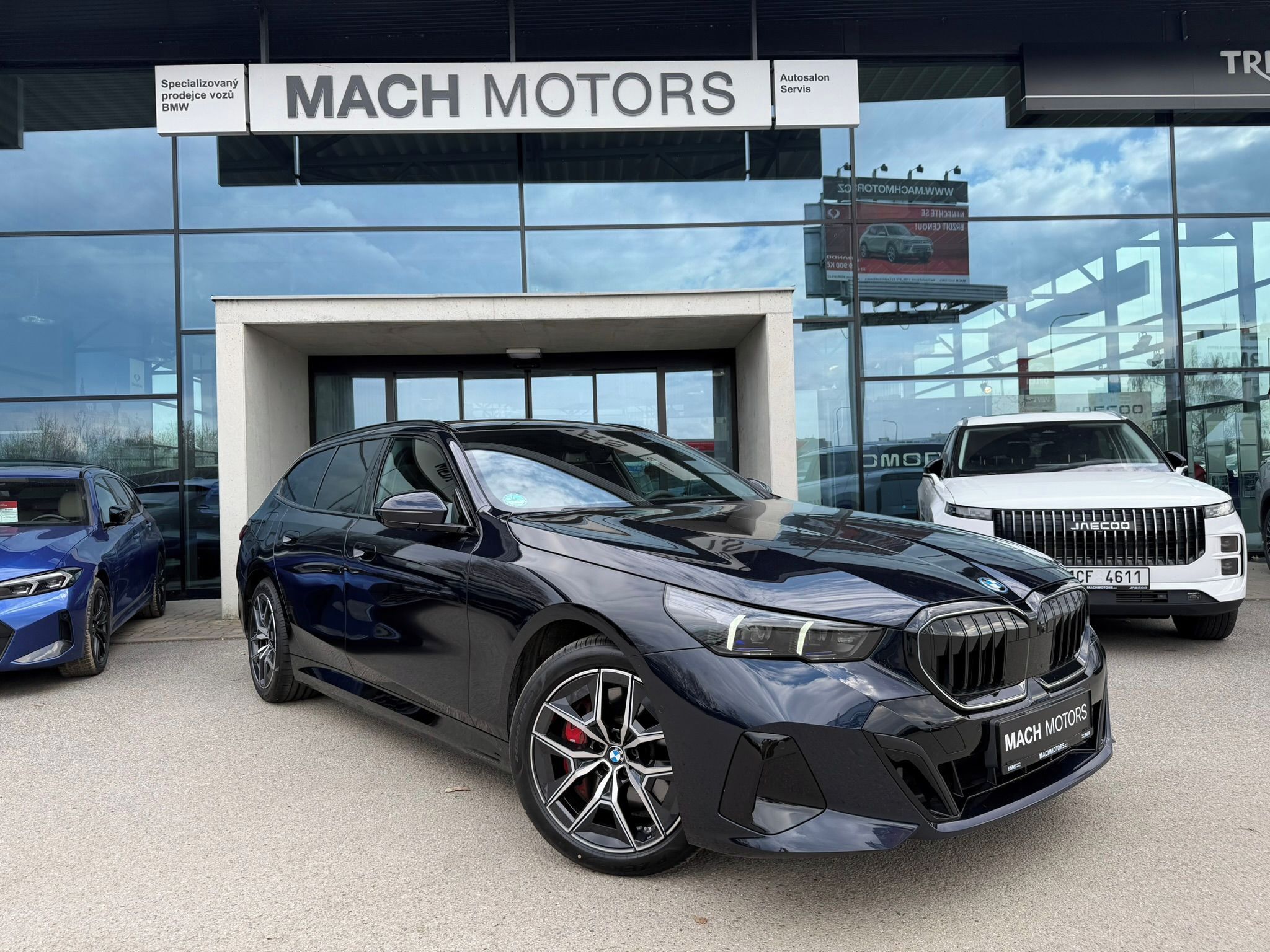 BMW Řada 5, 550e xDrive Touring 08/2025 - fotka 2
