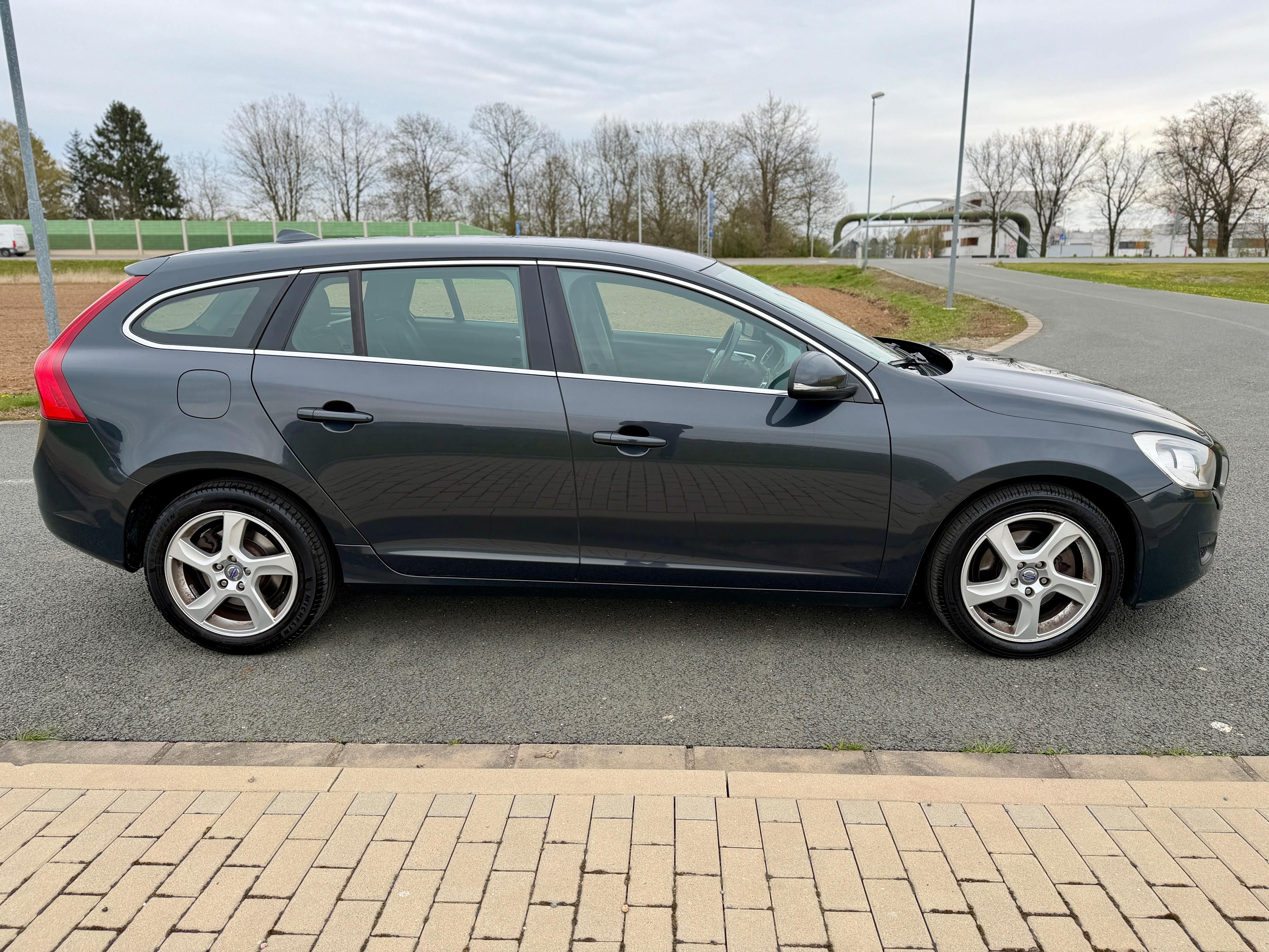 Volvo V60, 1.6 D XENONY NAVIGACE SERVISKA - fotka 6