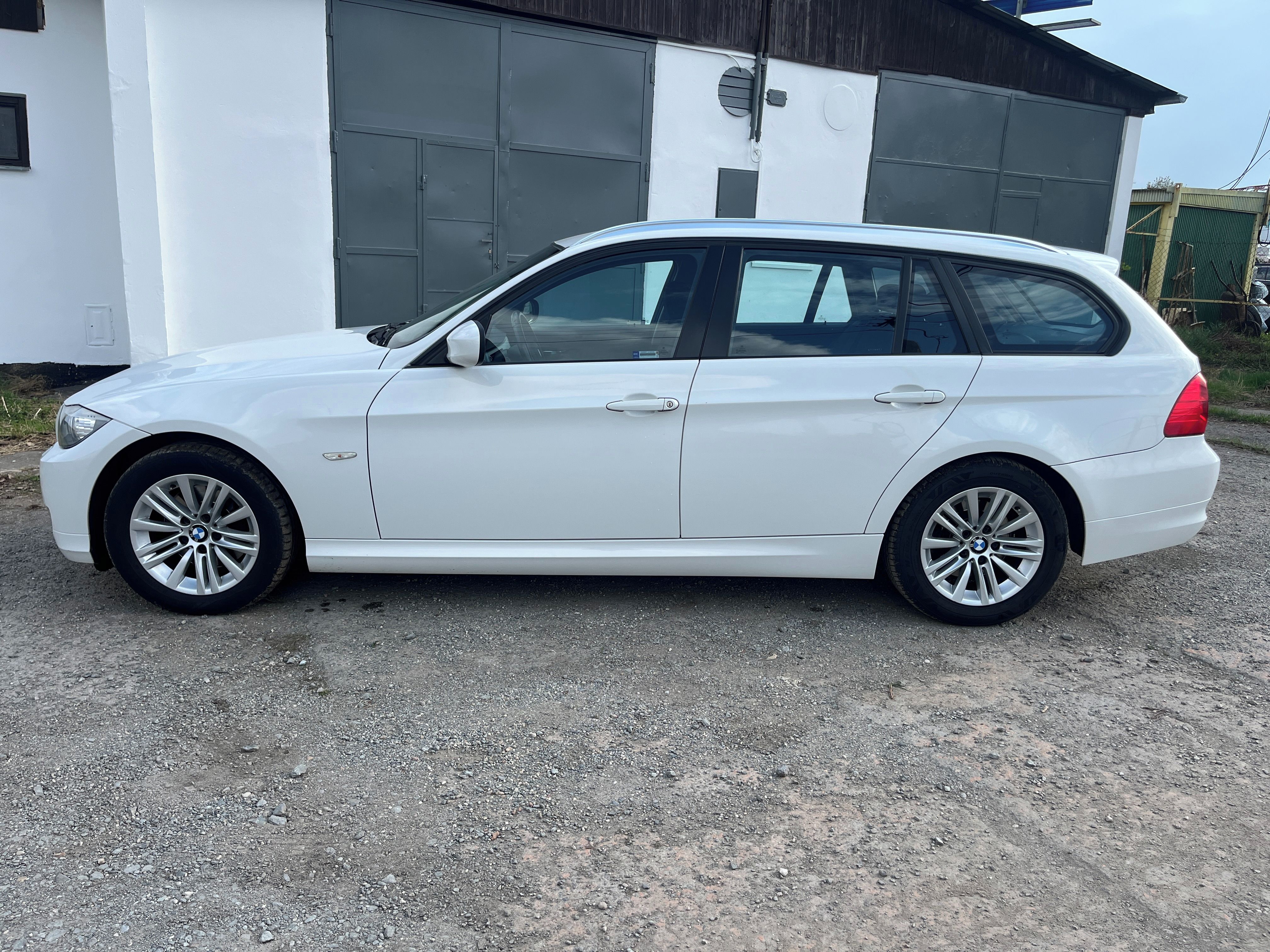 BMW Řada 3, 318D 105kw 1.maj 117.000km top - fotka 2