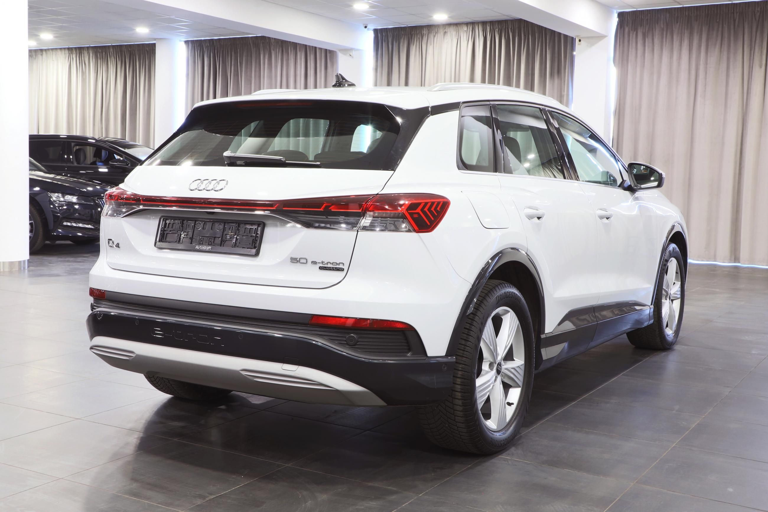 Audi Q4 e-tron, 50 quattro 220kW 4x4 / ALU 19" - fotka 4
