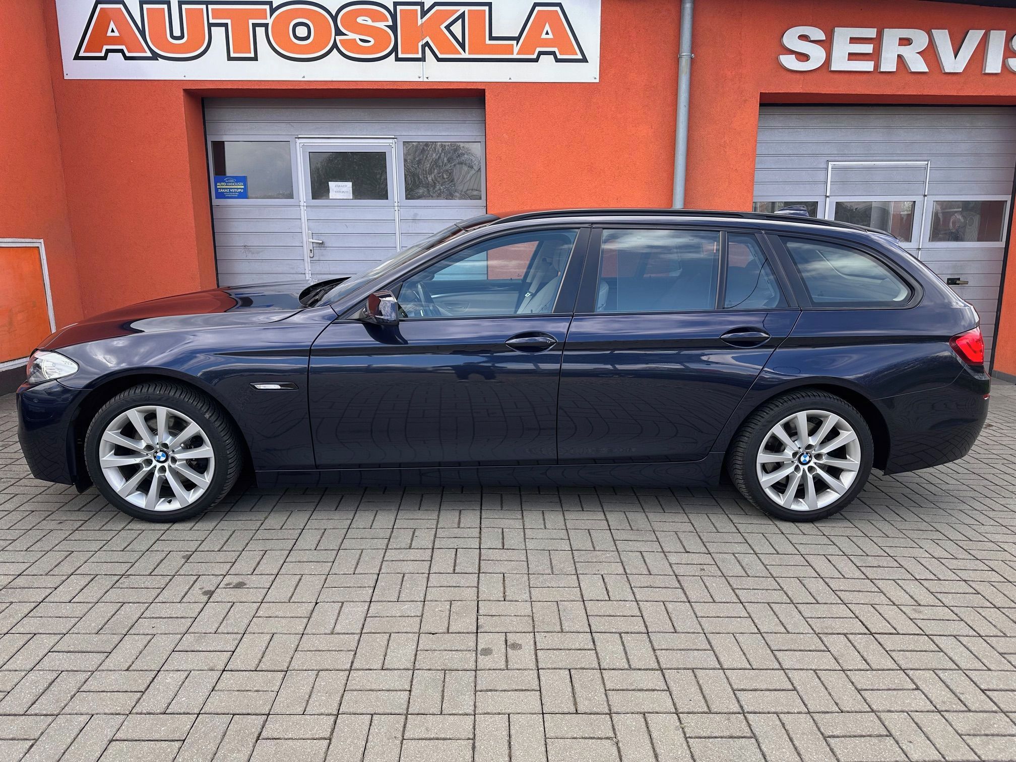 BMW Řada 5, 523i 3.0 V6 HUD,ACC,NIGHT - fotka 3