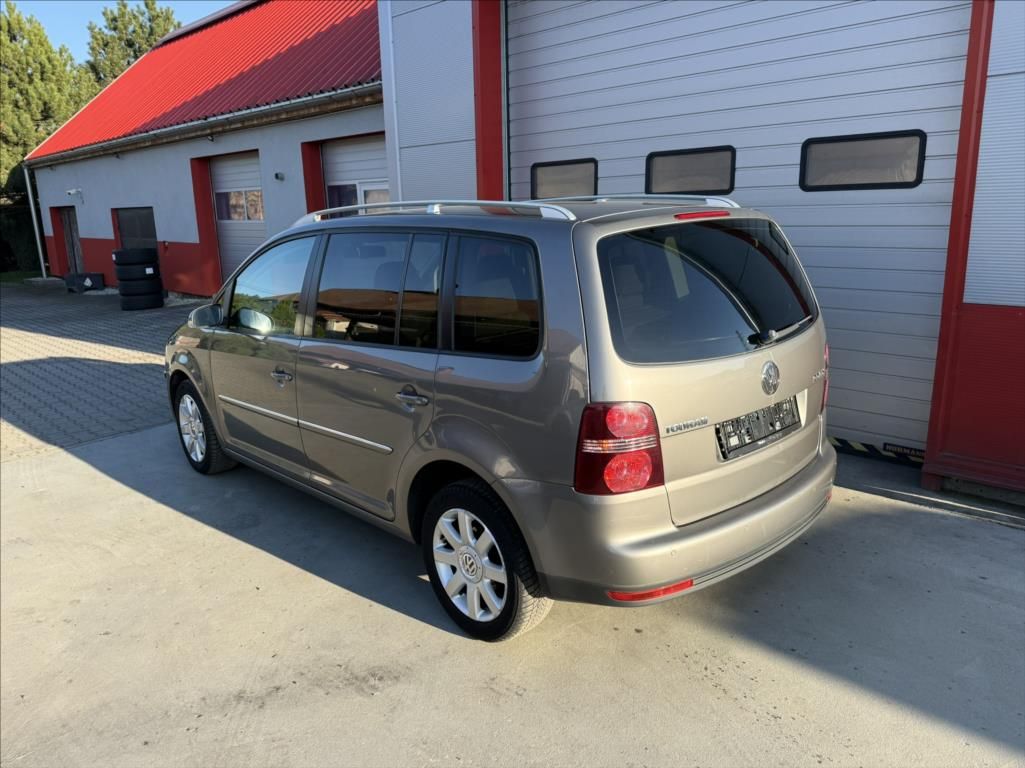Volkswagen Touran, 2,0 TDi DSG highline 7-míst - fotka 3