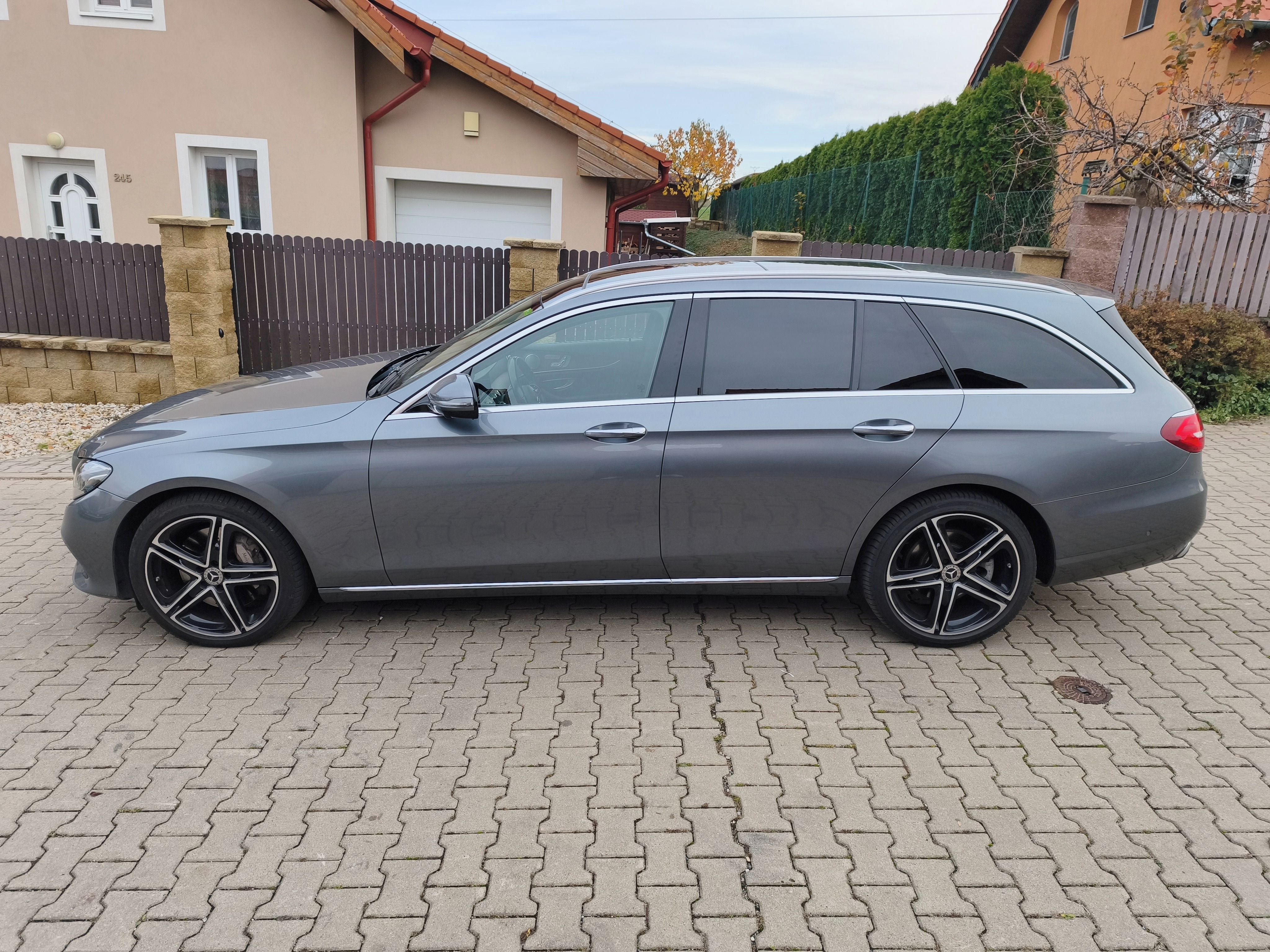 Mercedes-Benz Třídy E, MAXvýb*PANO*ACC*HUD*TAŽNÉ*atd! - fotka 2