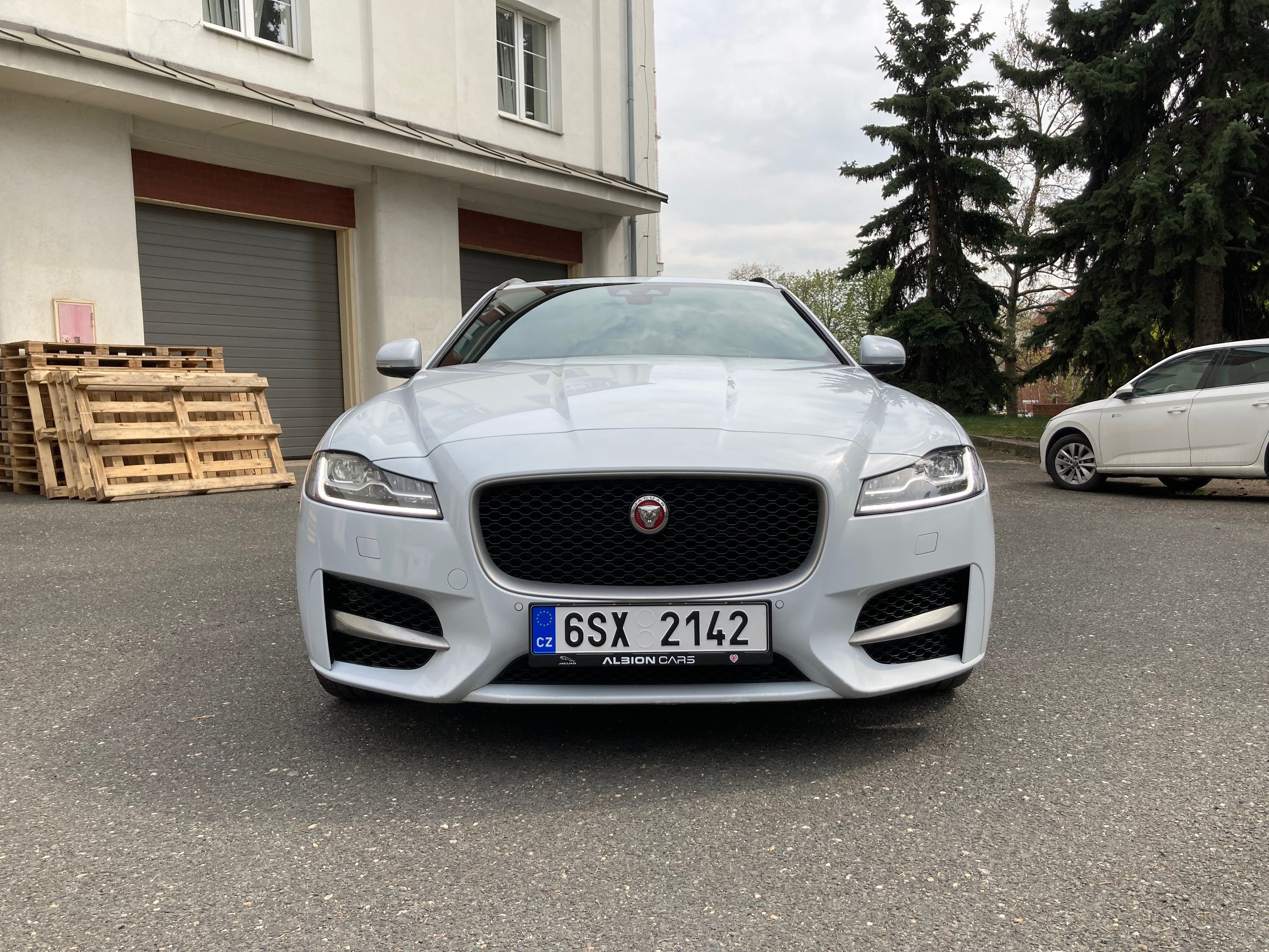 Jaguar XF, R-SPORT 25d 177kW AWD ČR STK - fotka 5