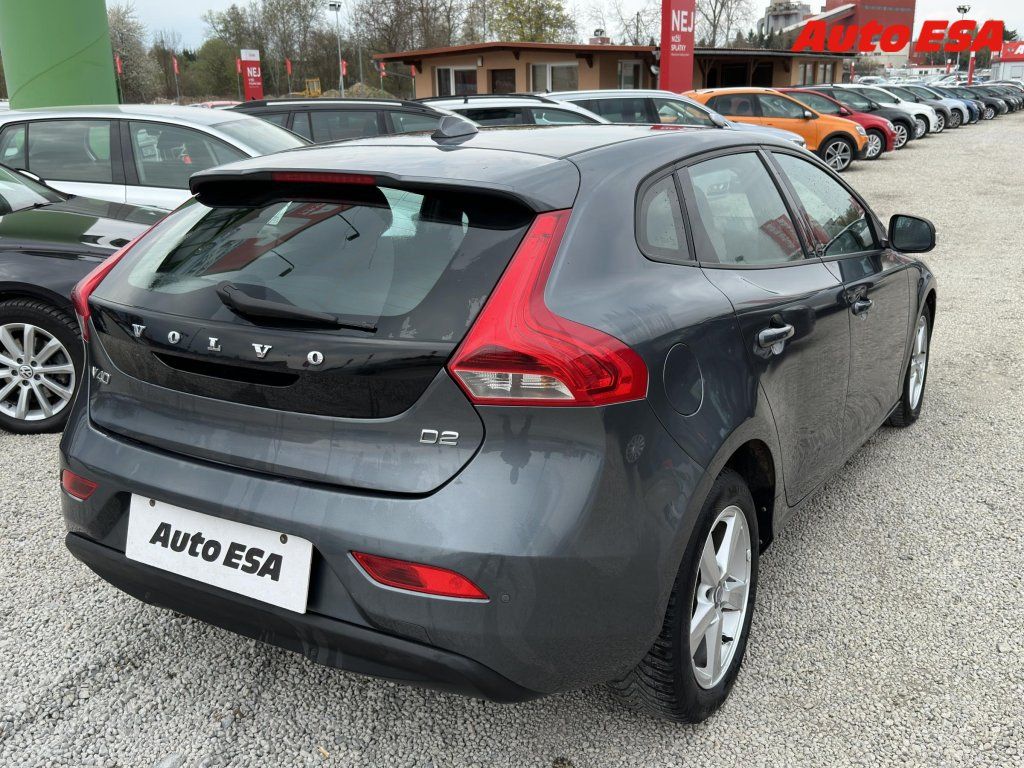 Volvo V40, 1.6 D,AC,tempo,park.čidla - fotka 4