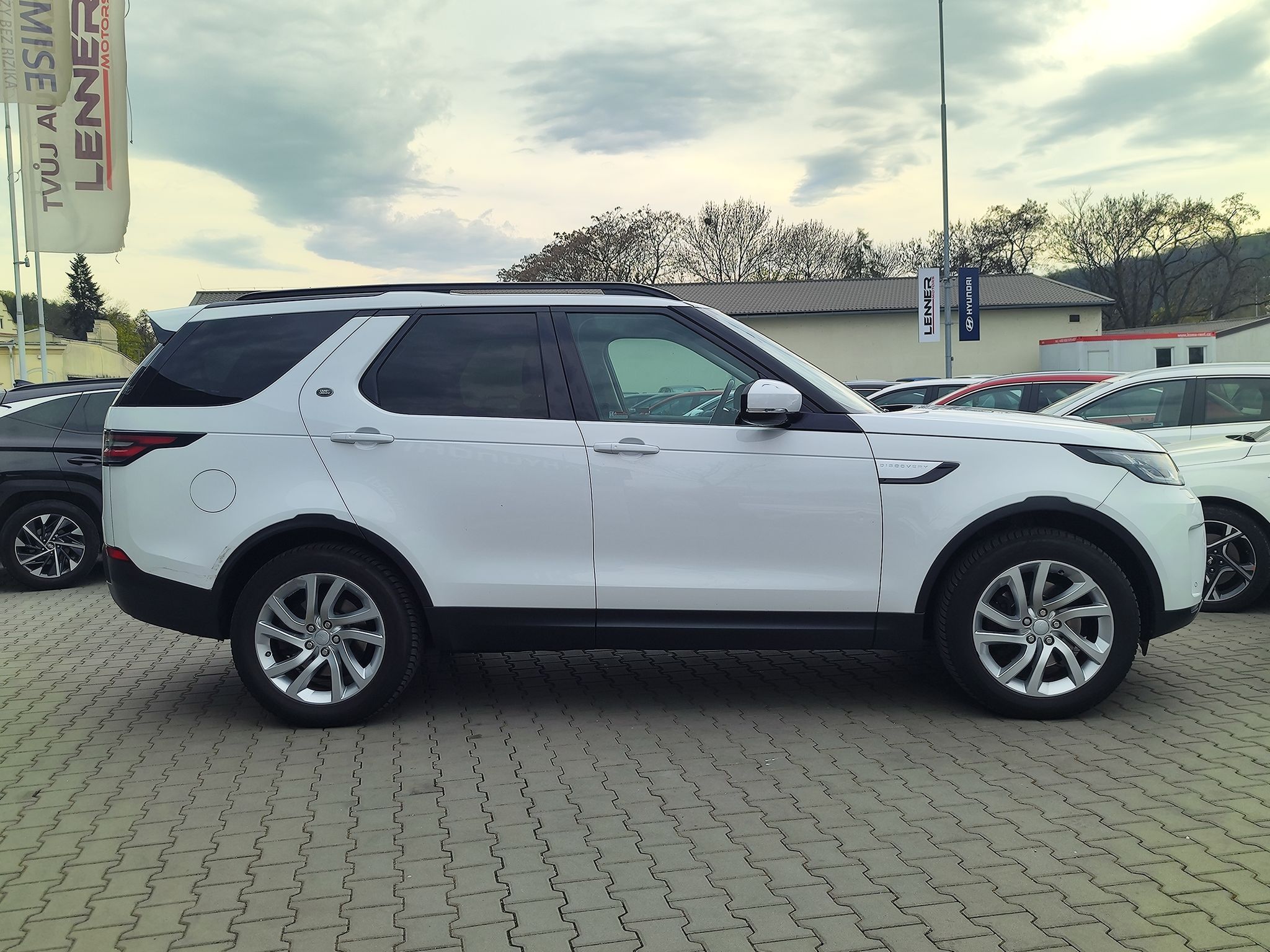Land Rover Discovery, 3.0 Td6 HSE/190kW Pano 7.míst - fotka 4