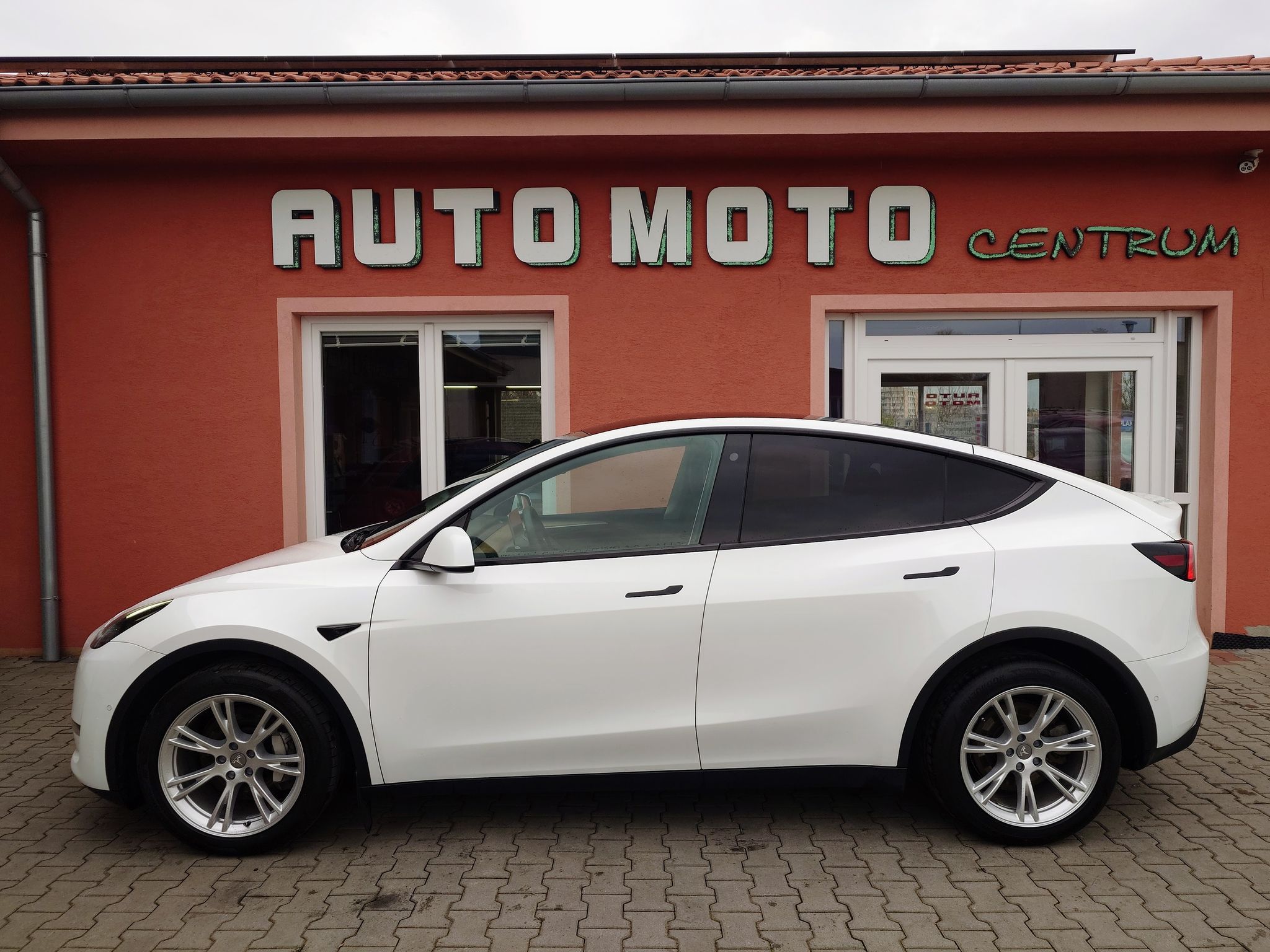 Tesla Model Y, Long Range Dual Motor 378 kW S - fotka 3