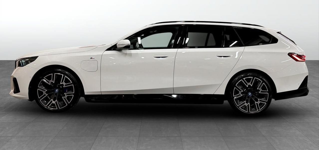 BMW Řada 5, 550e AWD Touring MSport B&W - fotka 3