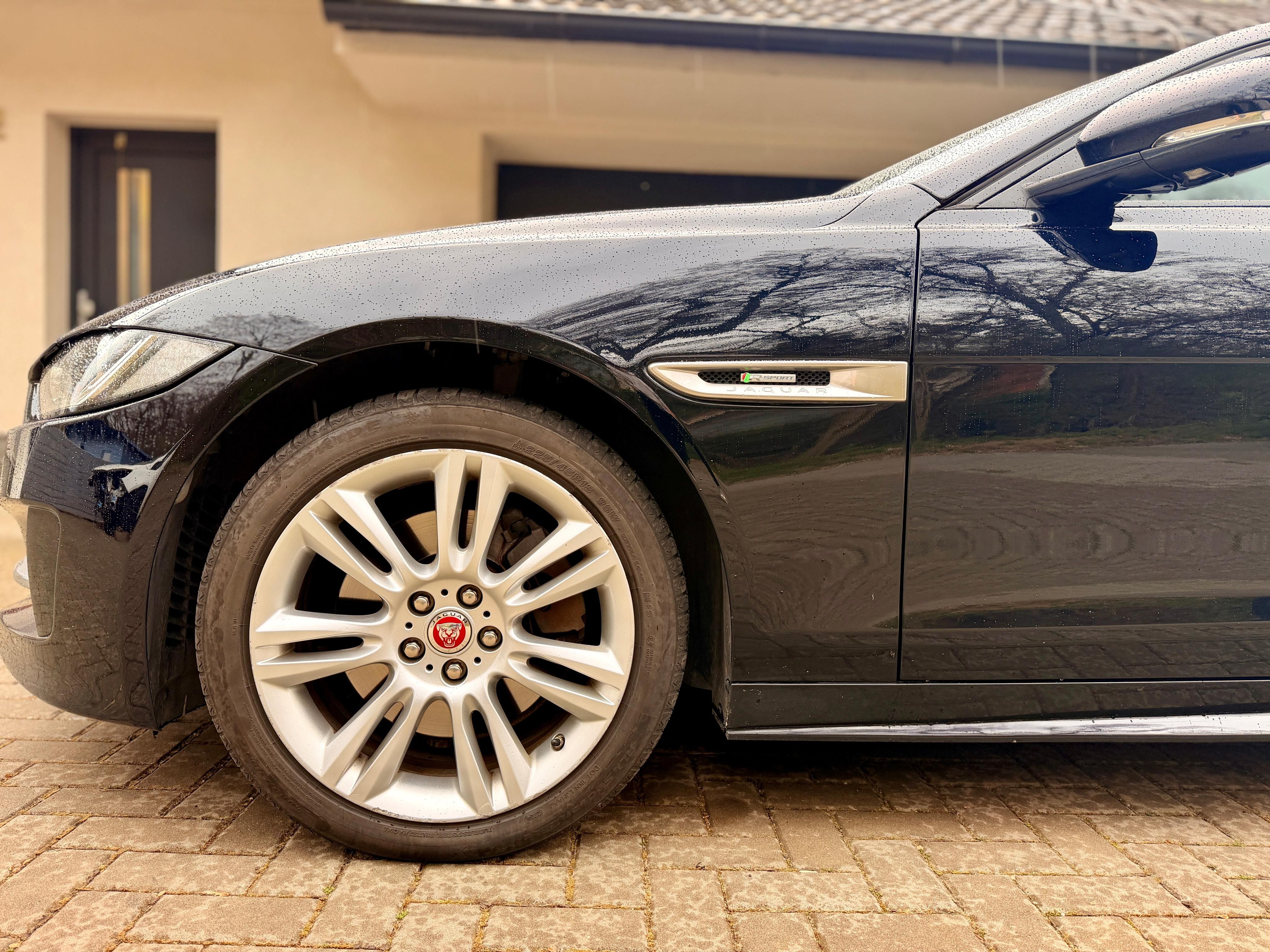 Jaguar XE, R-Sport 20d AWD 132kw - fotka 3