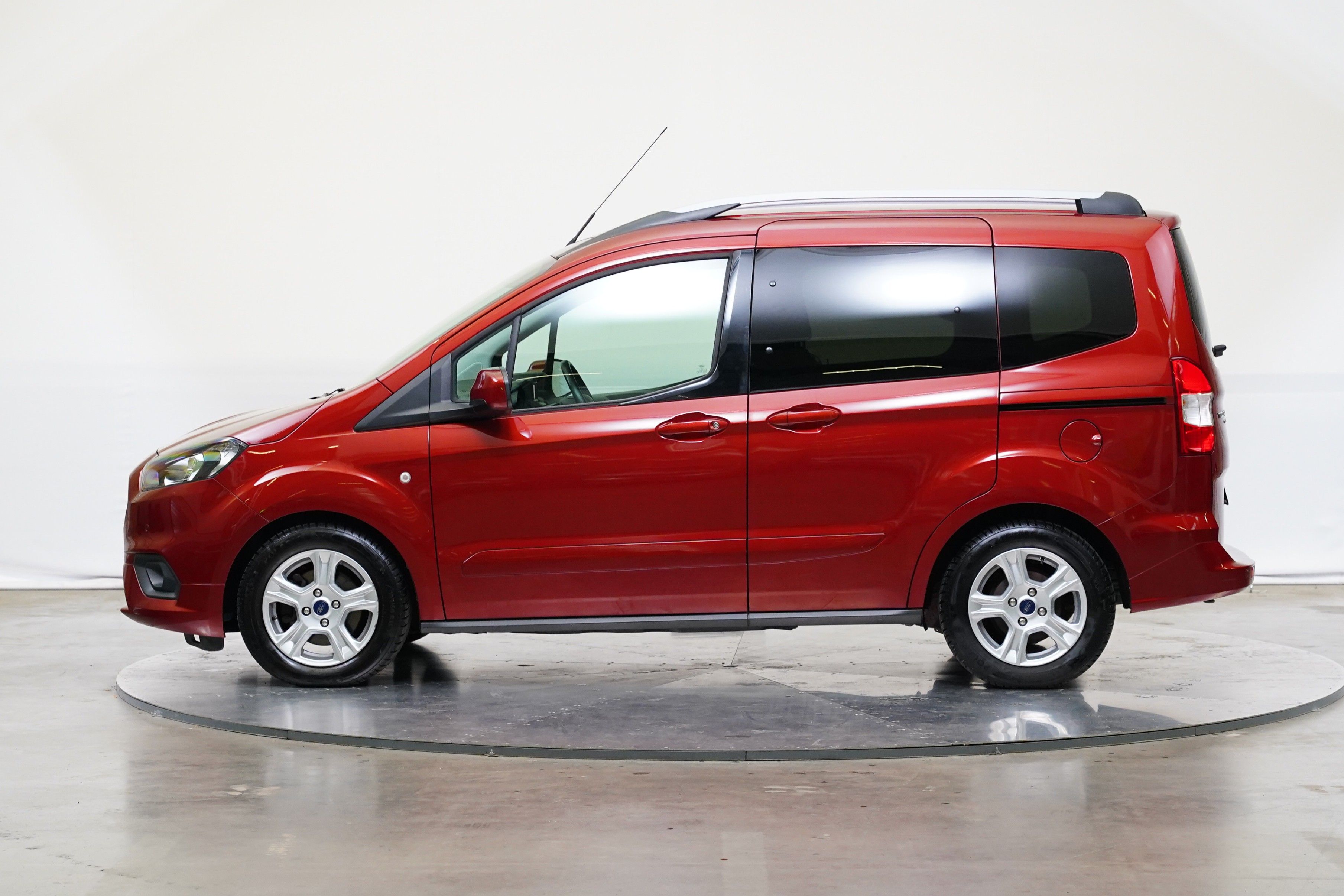 Ford Tourneo Courier, 1.5 TDCi 74 kW Trend - fotka 3