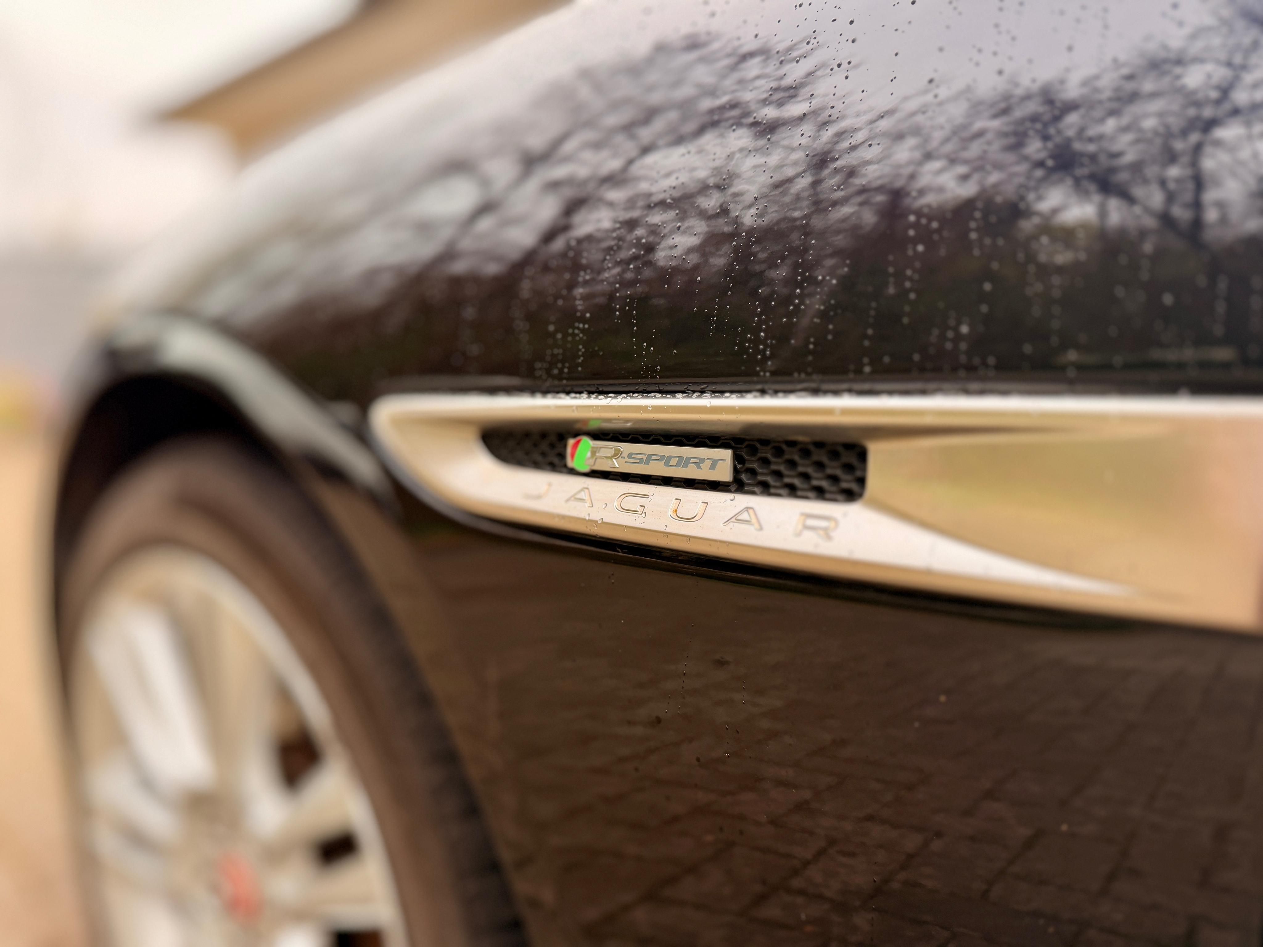 Jaguar XE, R-Sport 20d AWD 132kw - fotka 5