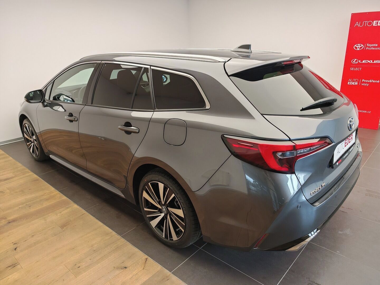 Toyota Corolla, 1,8 Hybrid e-CVT Style - fotka 6