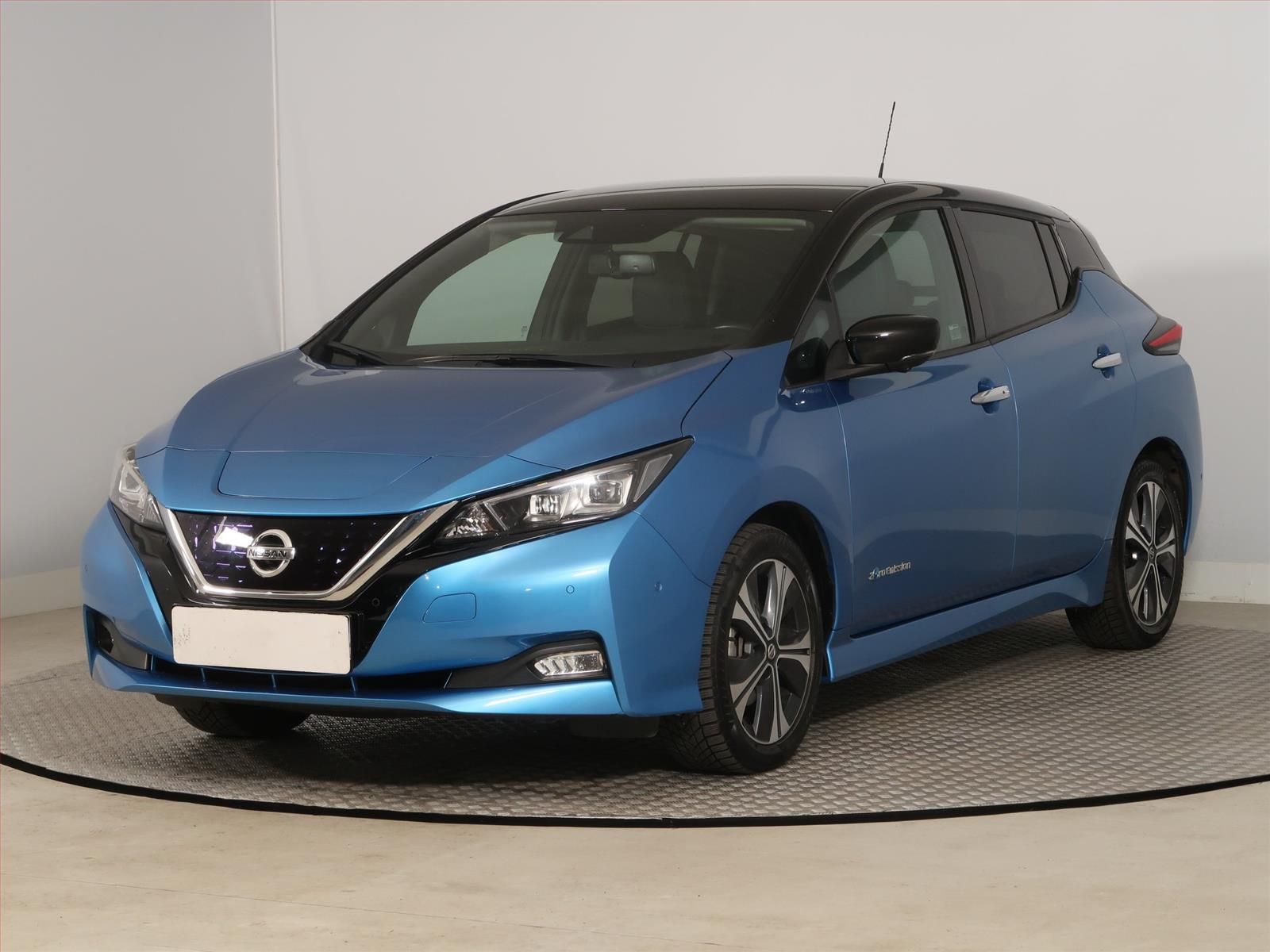 Nissan LEAF, 40 kWh, SoH 90%, Automat, ČR - fotka 2