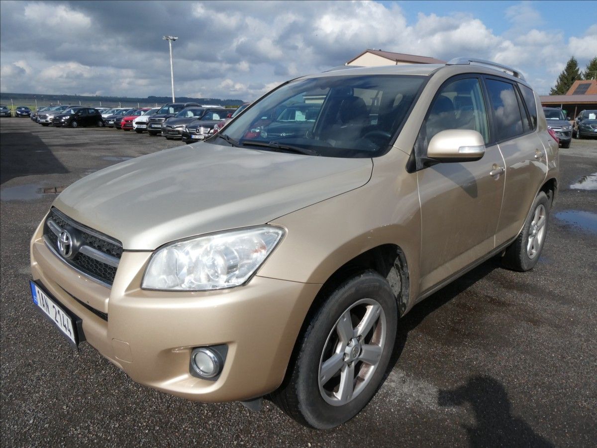 Toyota Rav4, 2,2 D-4D 110kW 4x4,ČR,2.majite - fotka 3