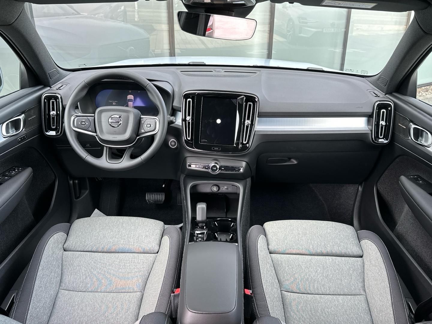 Volvo XC40, 2.0 B3 PLUS DARK - fotka 4