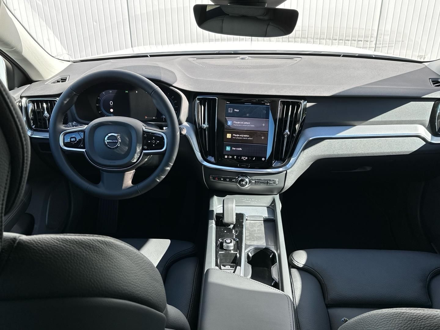 Volvo V60, 2.0B4 FWD 145kW PLUS DARK - fotka 4