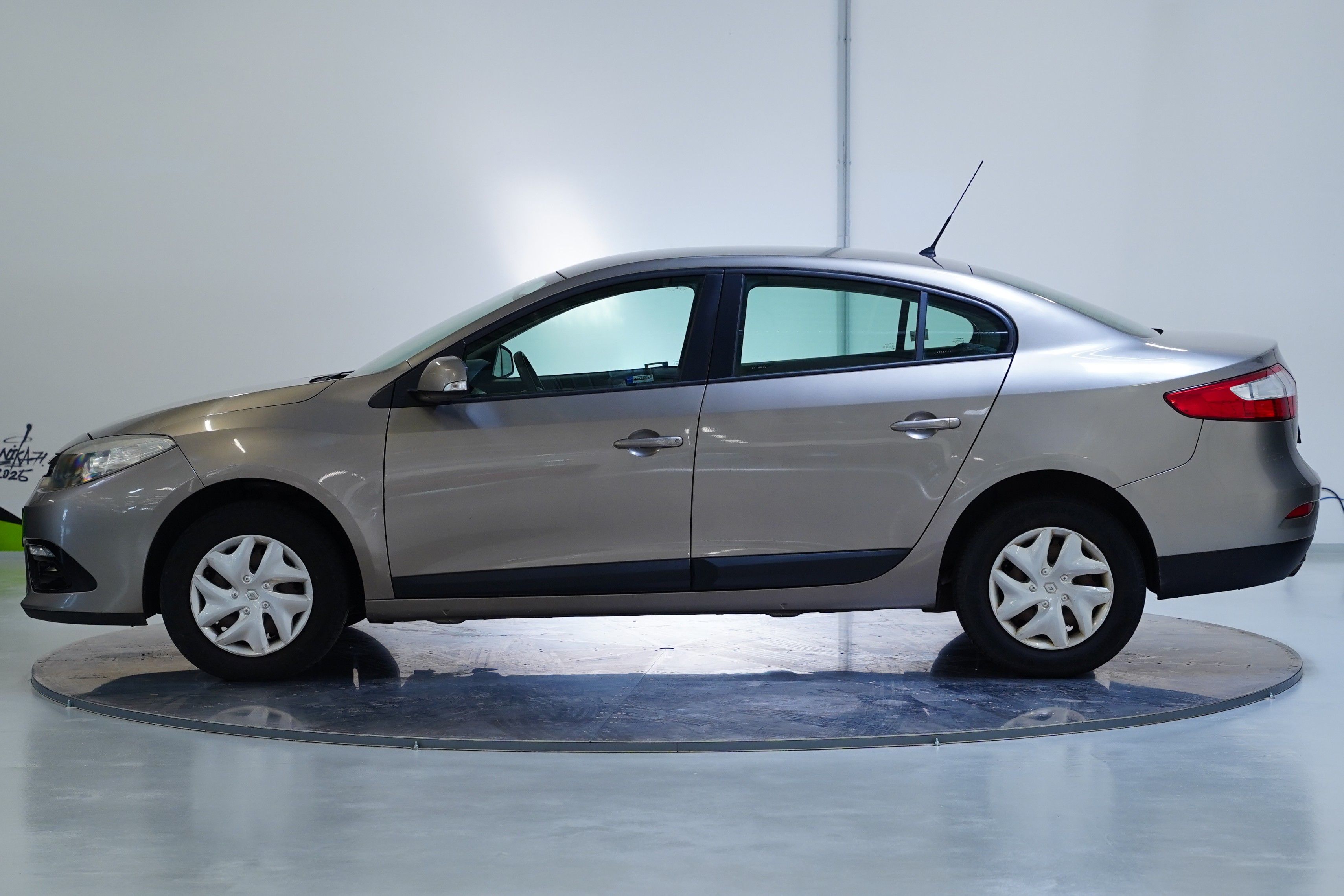 Renault Fluence, 1.6i 16V 82 kW - fotka 3