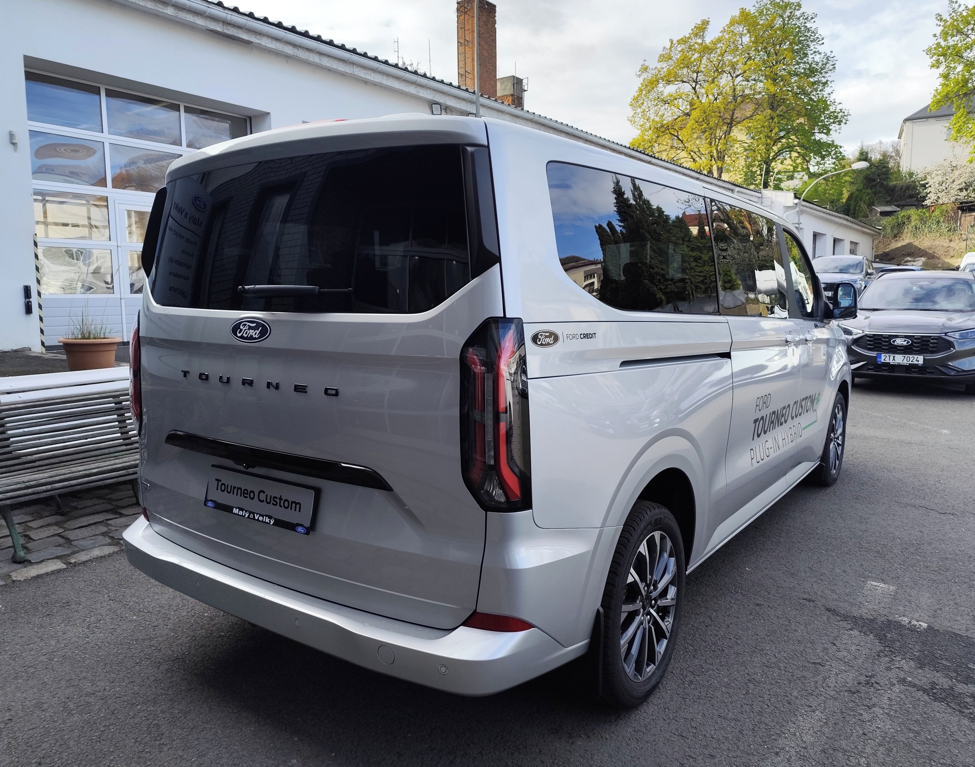 Ford Tourneo Custom, 2.5 PHEV 171kW ECVT aut. - fotka 4
