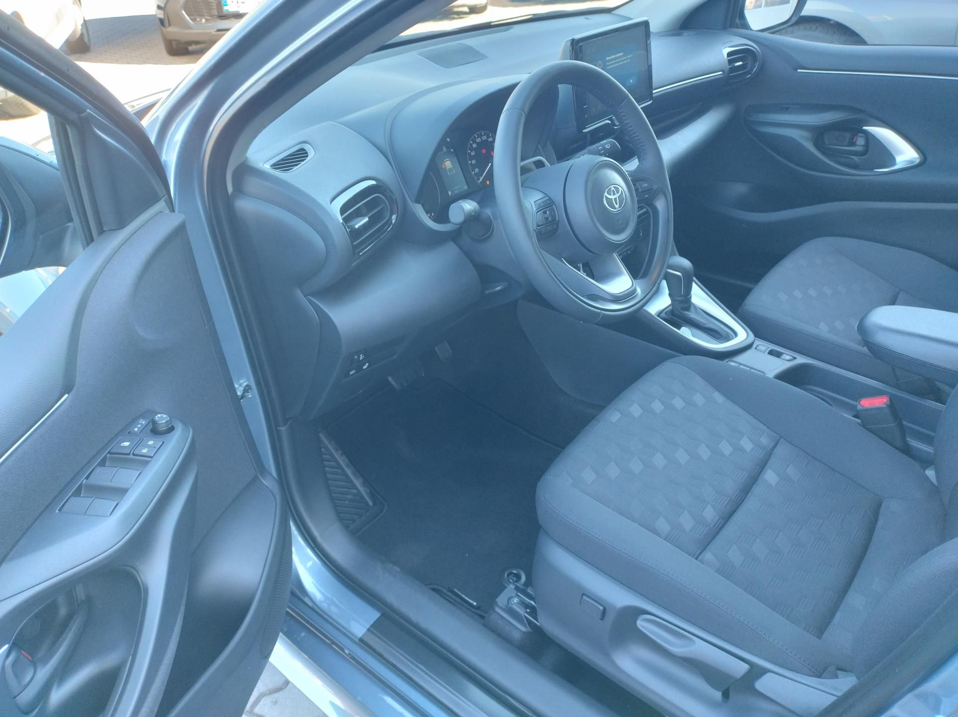 Toyota Yaris, 1.5 FHEV Comfort Business - fotka 5