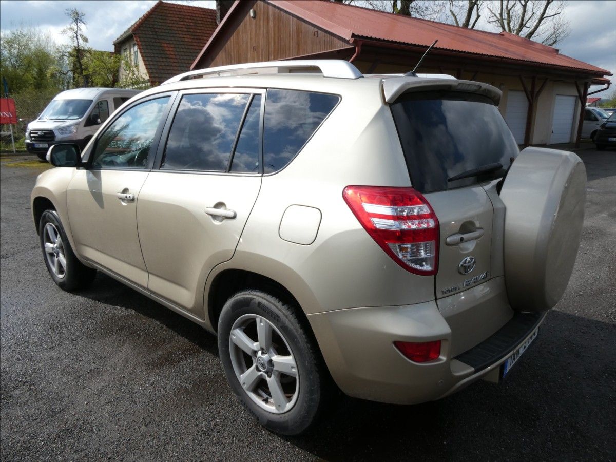Toyota Rav4, 2,2 D-4D 110kW 4x4,ČR,2.majite - fotka 6