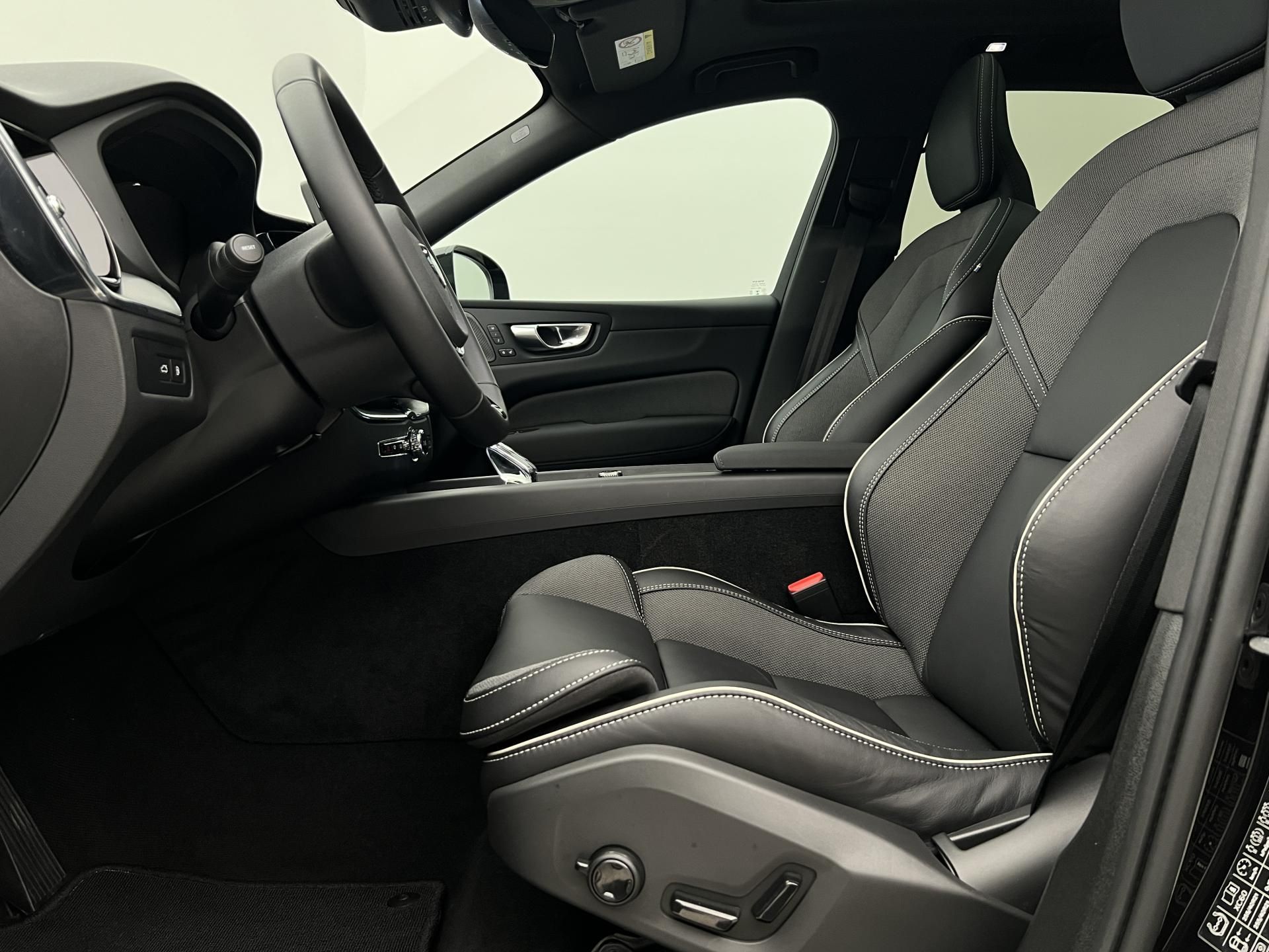 Volvo XC60, T6 AWD RECHARGE BLACK ED. PLUS - fotka 3