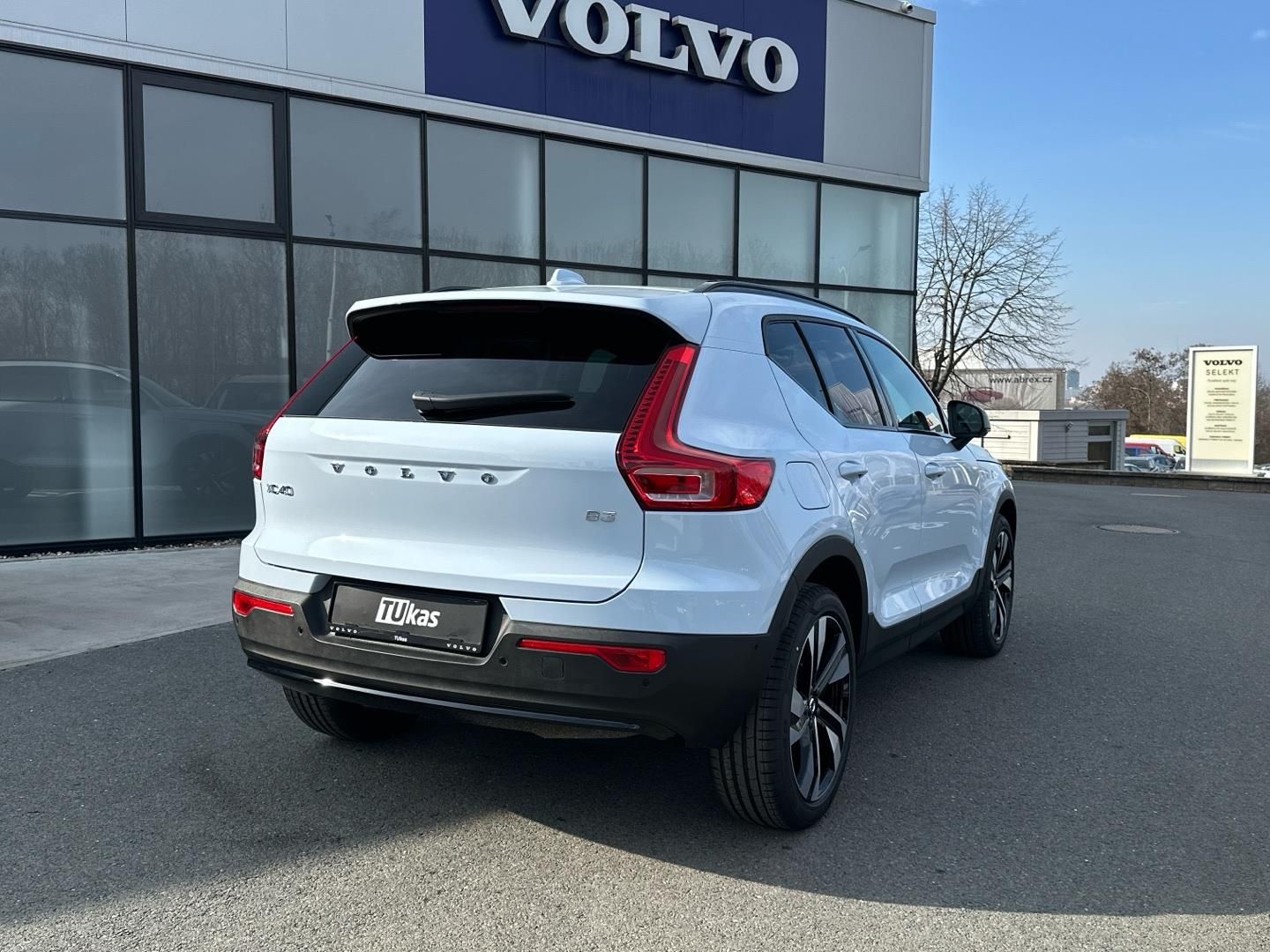 Volvo XC40, 2.0 B3 PLUS DARK - fotka 6