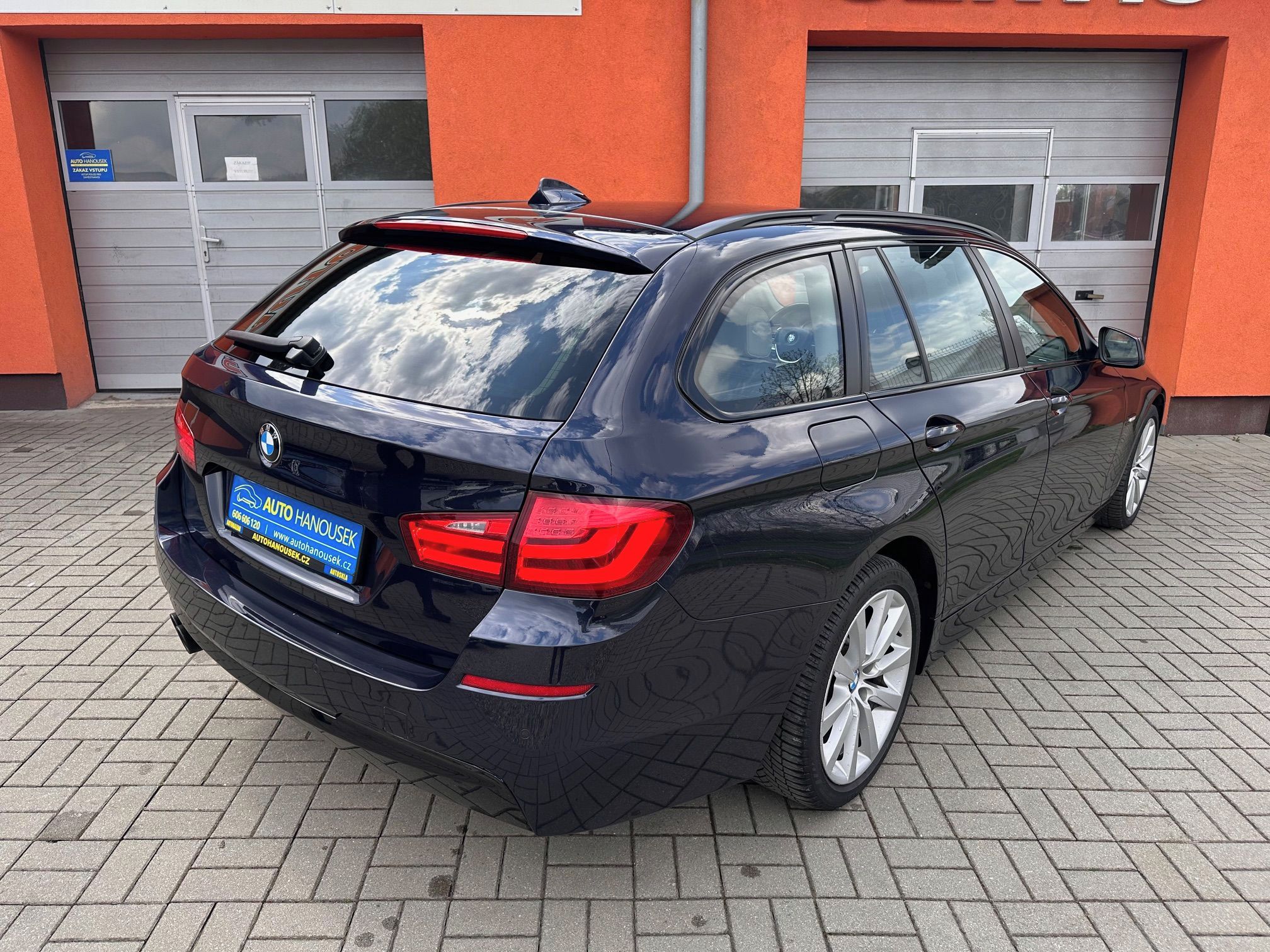BMW Řada 5, 523i 3.0 V6 HUD,ACC,NIGHT - fotka 2